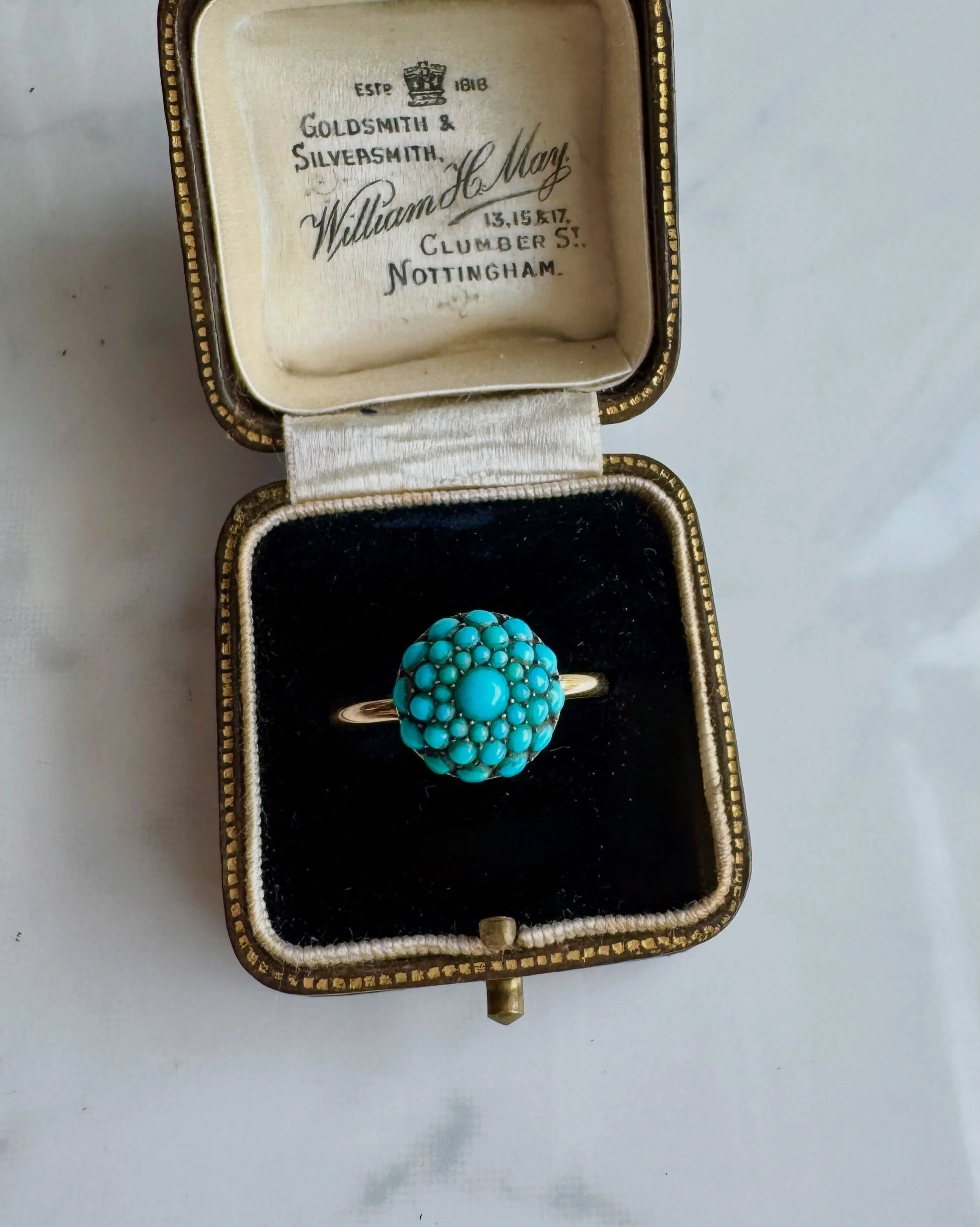 Add a psplash of colour to your collection with this wonderful new arrival in 15ct gold for #turquoisetuesday Find her on the website 🩵

antique ring 
15ct gold
Turquoise ring