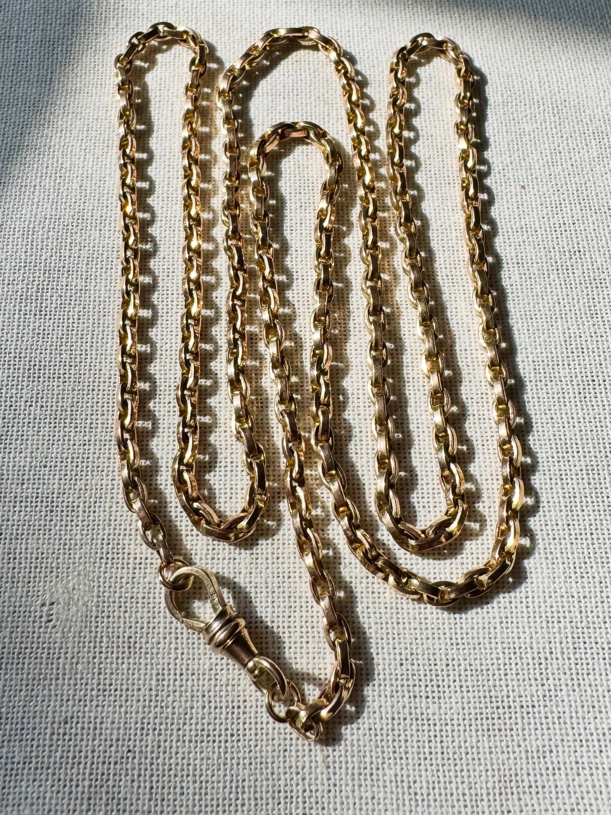 Hard to find long, juicy antique belcher chain with a dog clip clasp. 9ct yellow gold. Perfection! ⭐️
On the website and linked in Stories. Layaway opens in 24 hours. Message me to be on the list 💛