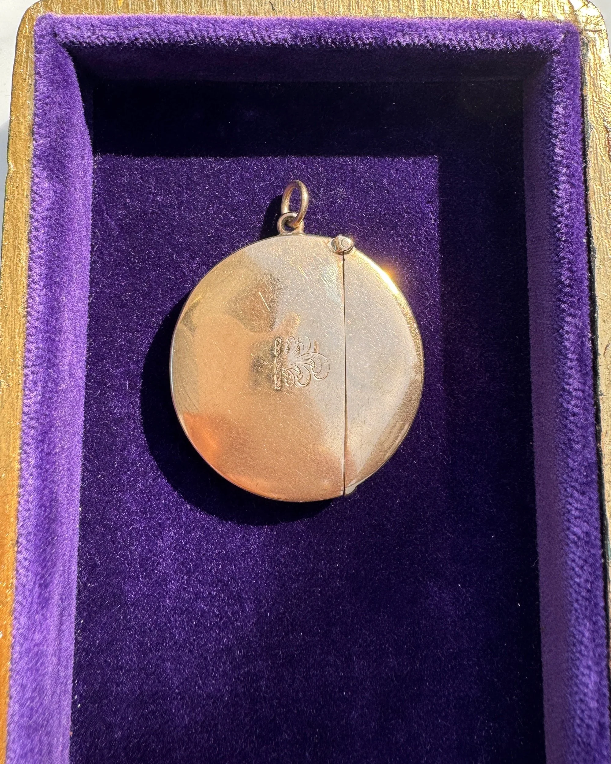 Circular Antique Vesta Case, 9ct