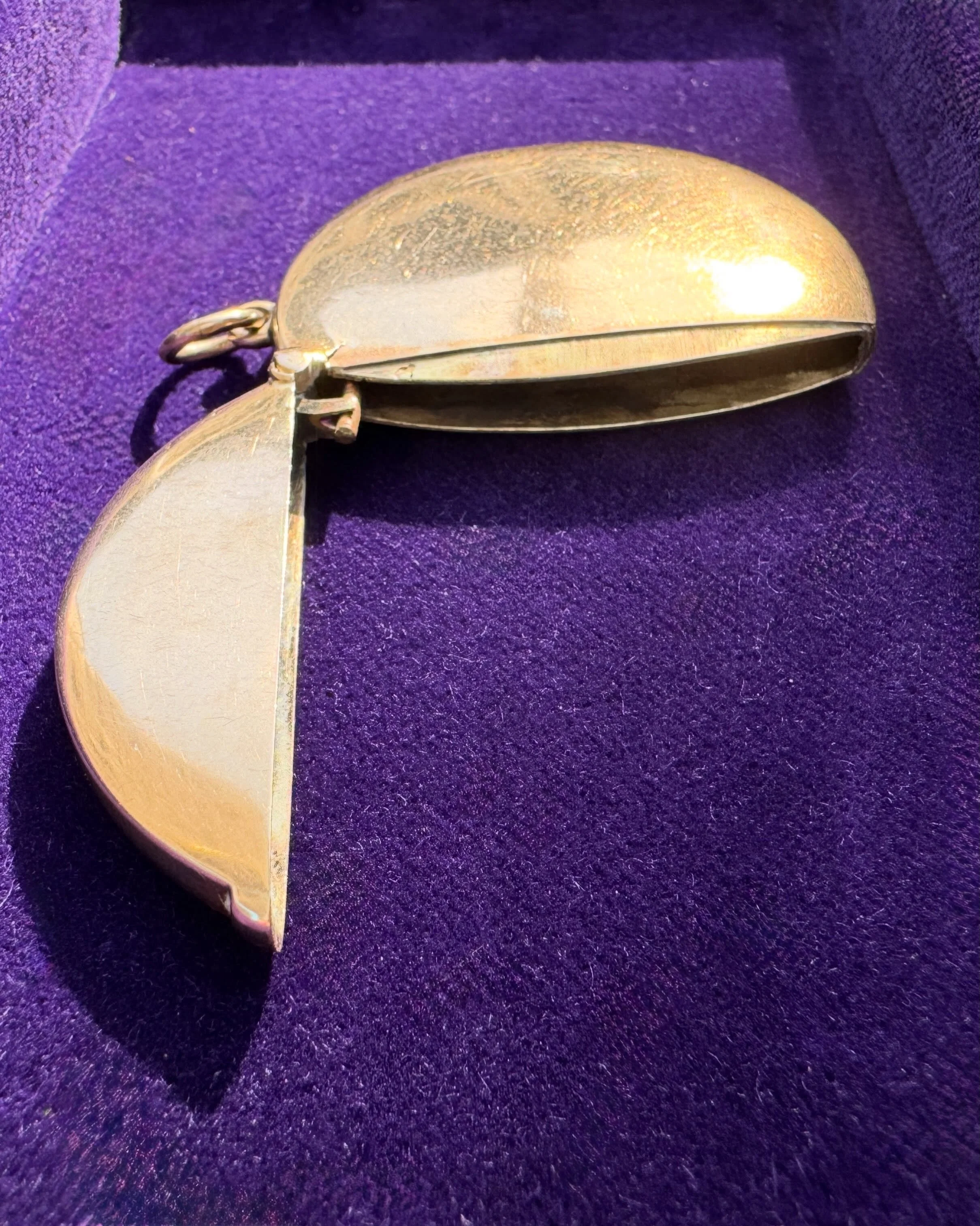 Stunning, large antique Vesta case in 9ct gold. New and on the website. Happy Monday! 💜