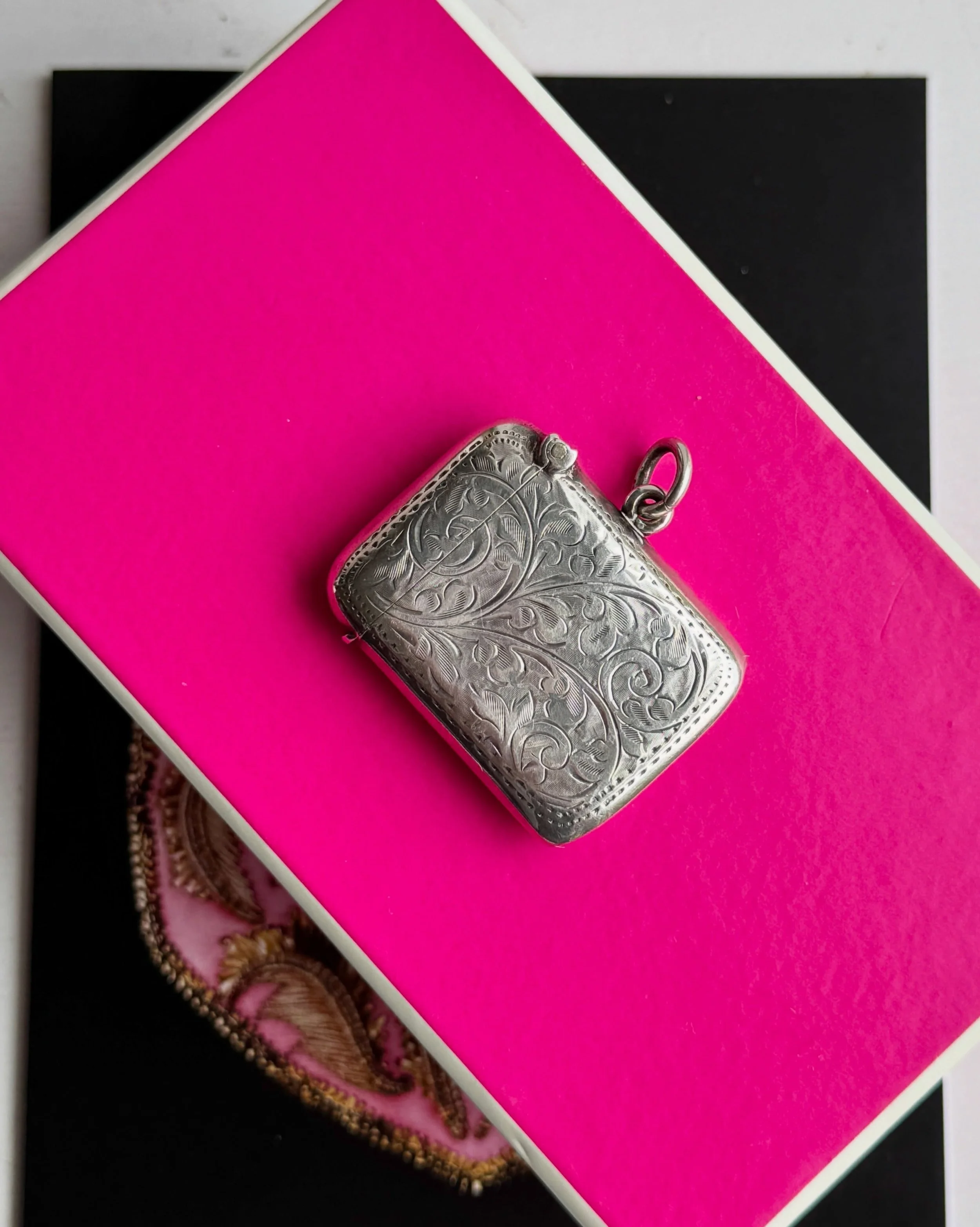 Affordable, antique &amp; fabulous? A silver Vesta case from 1911, the perfect statement piece for your neck stack. Find it on the website 👀💫