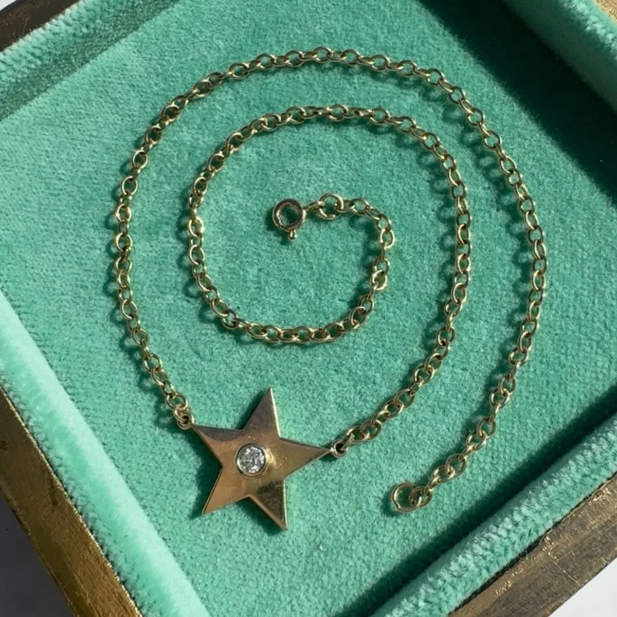 There&rsquo;a not much better than a diamond star ⭐️ A simple, elegant diamond star necklace in 9ct gold. If you need this beauty in your collection head over to the website now 👀🏃&zwj;♀️
Happy  Monday ❤️