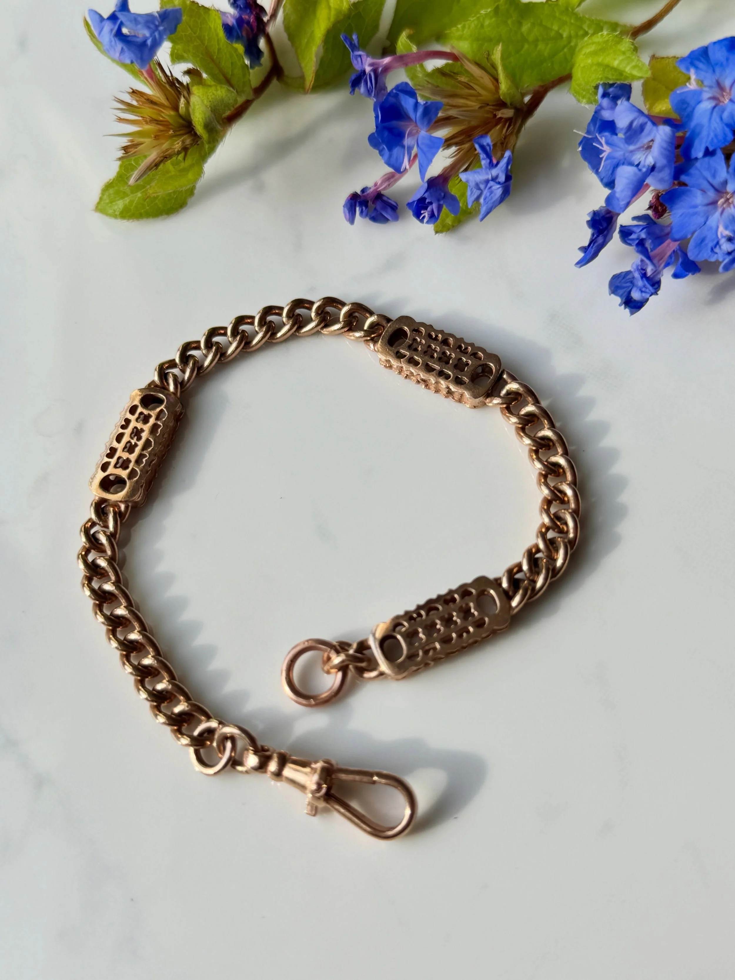 Today&rsquo;s joy! A wonderful, heavy 9ct rose gold bar and curb link bracelet with a dog clip clasp. Fabulous worn as a bracelet or to extend another chain. Details linked in Stories 💫
Happy Saturday my friends 💛