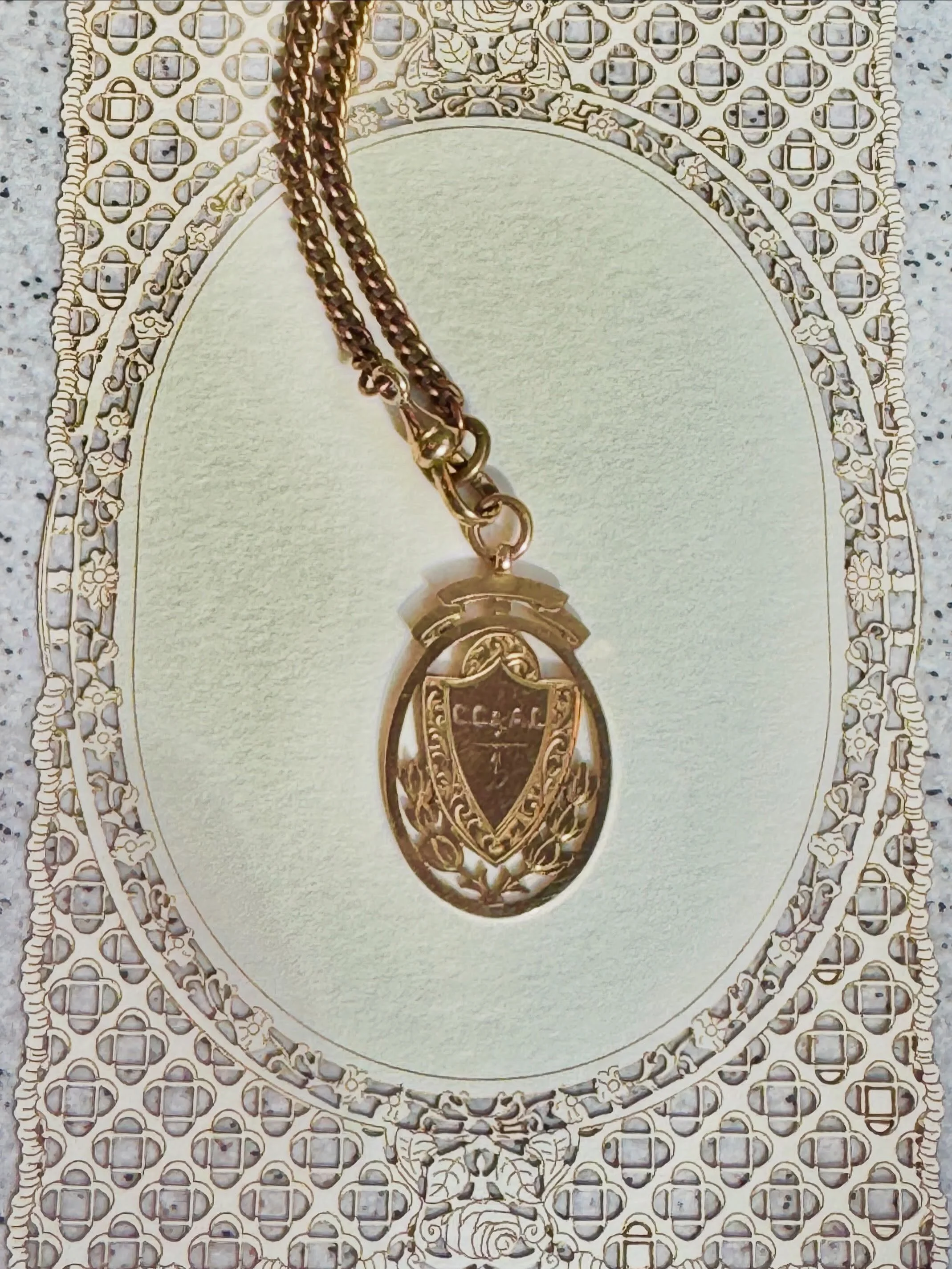 Love a medal! This one is particularly good - a wonderful oval, decorated with laurel leaves representing Victoria, honour and success. Find it on the website 💛 Message me with any questions. Happy Monday 💫