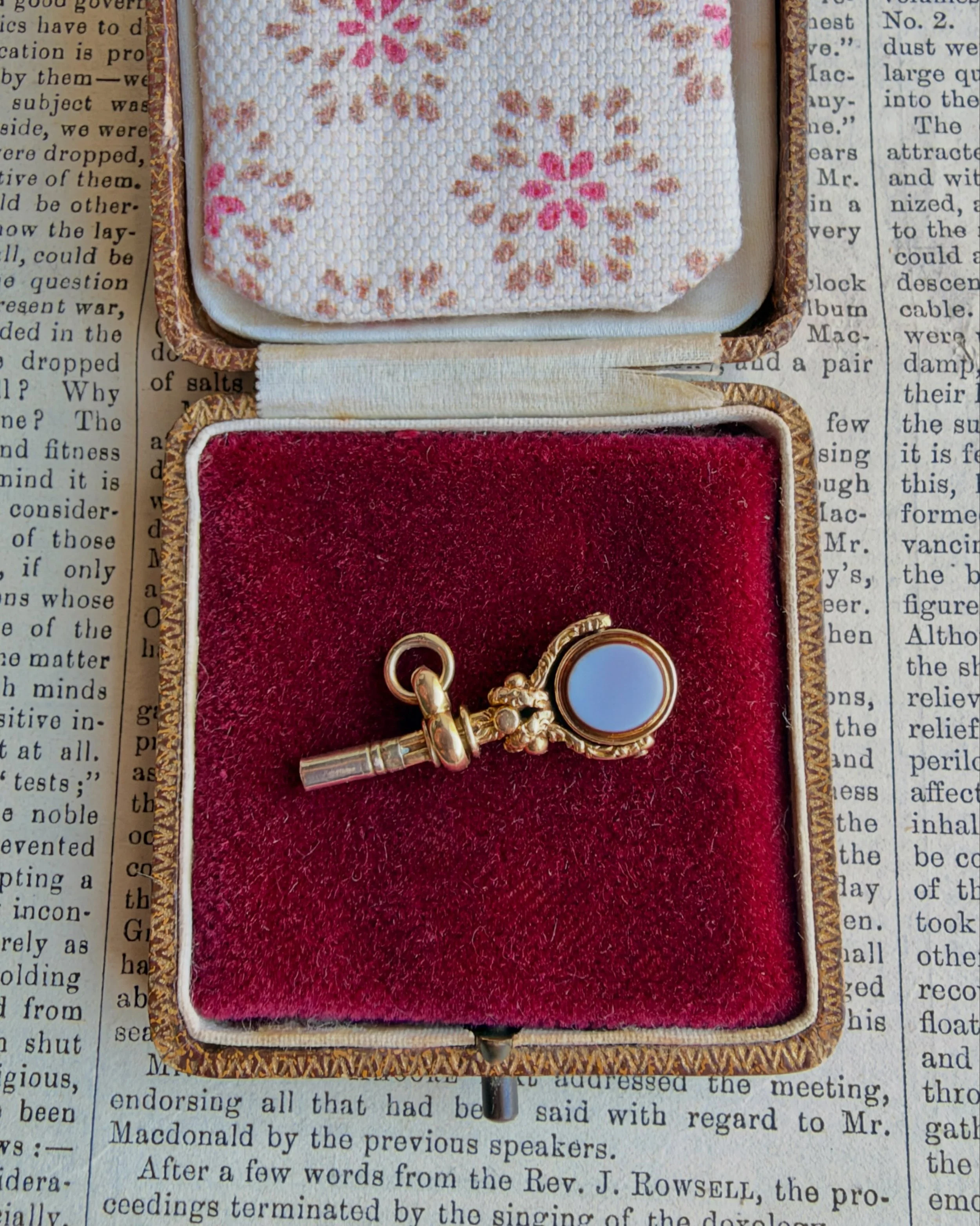 A high carat spinning watch key 🔑 Perfection! 
Small and perfectly formed this ornate, 15ct beauty has chalcedony on one side &amp; blood stone on the other. Why not add this to your neck mess? ❤️