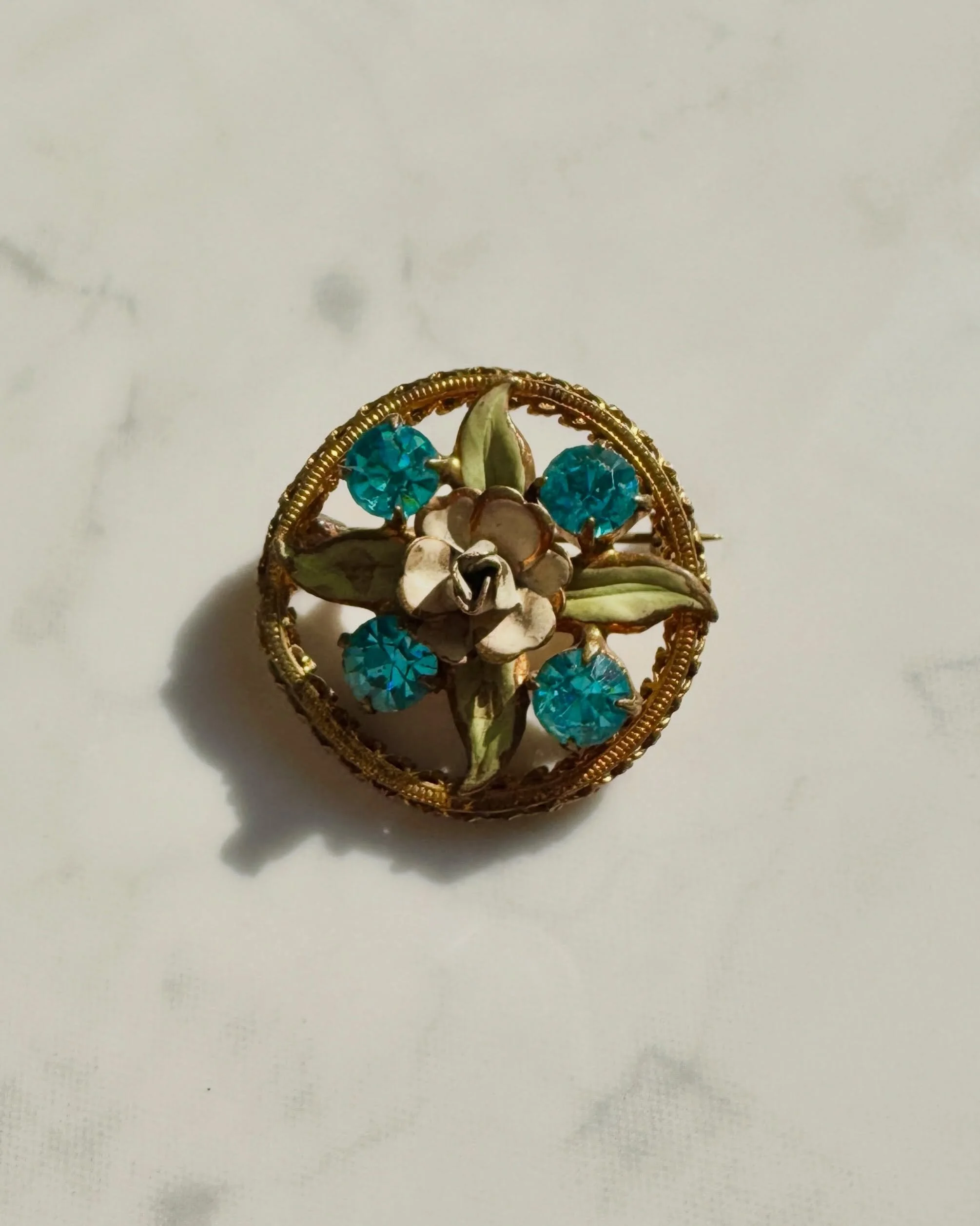 A whimsical brooch for #turquoisetuesday 🩵 Why not add splash of colour to your jewels? Happy Tuesday 🩵