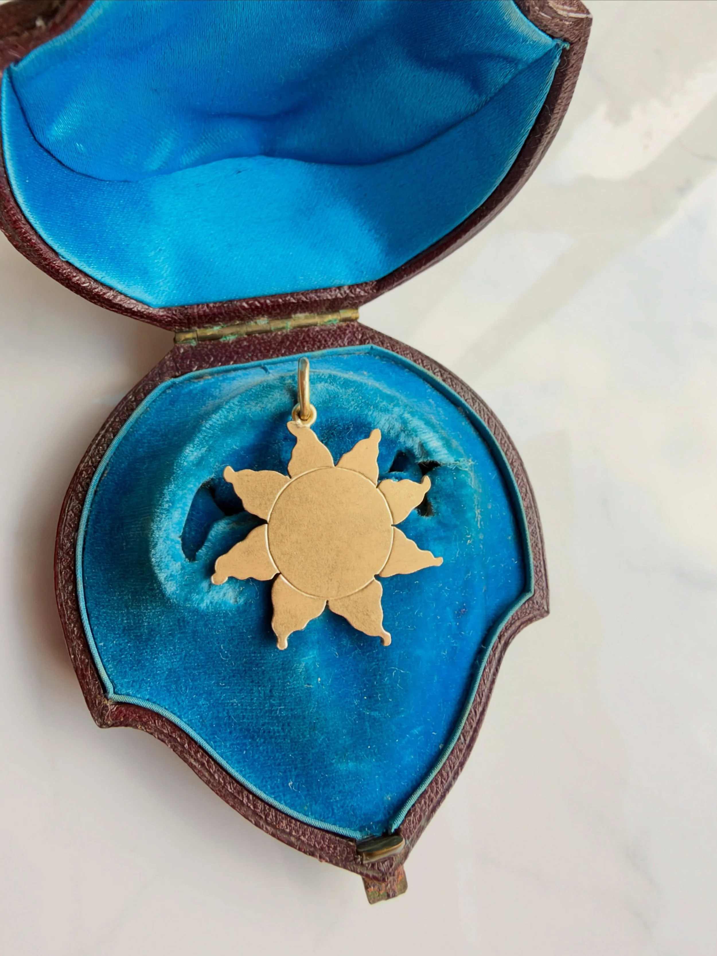 Today we have a little bit of sunshine! A wonderful 18ct medal pendant in the shape of the sun. Just lovely! 
Details on the website. As always message me with any questions 🩵