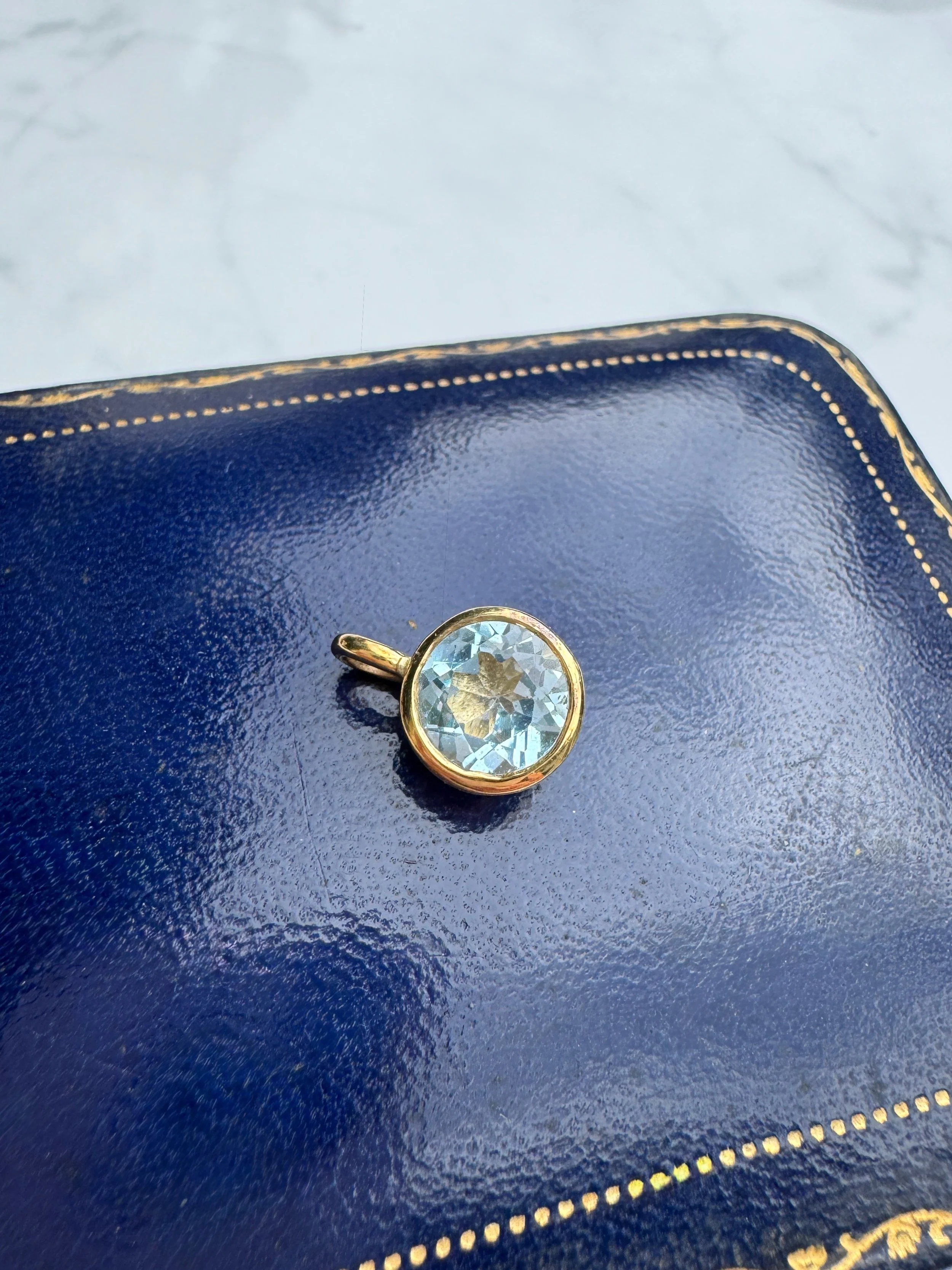 Blue Topaz Pendant, 18ct
