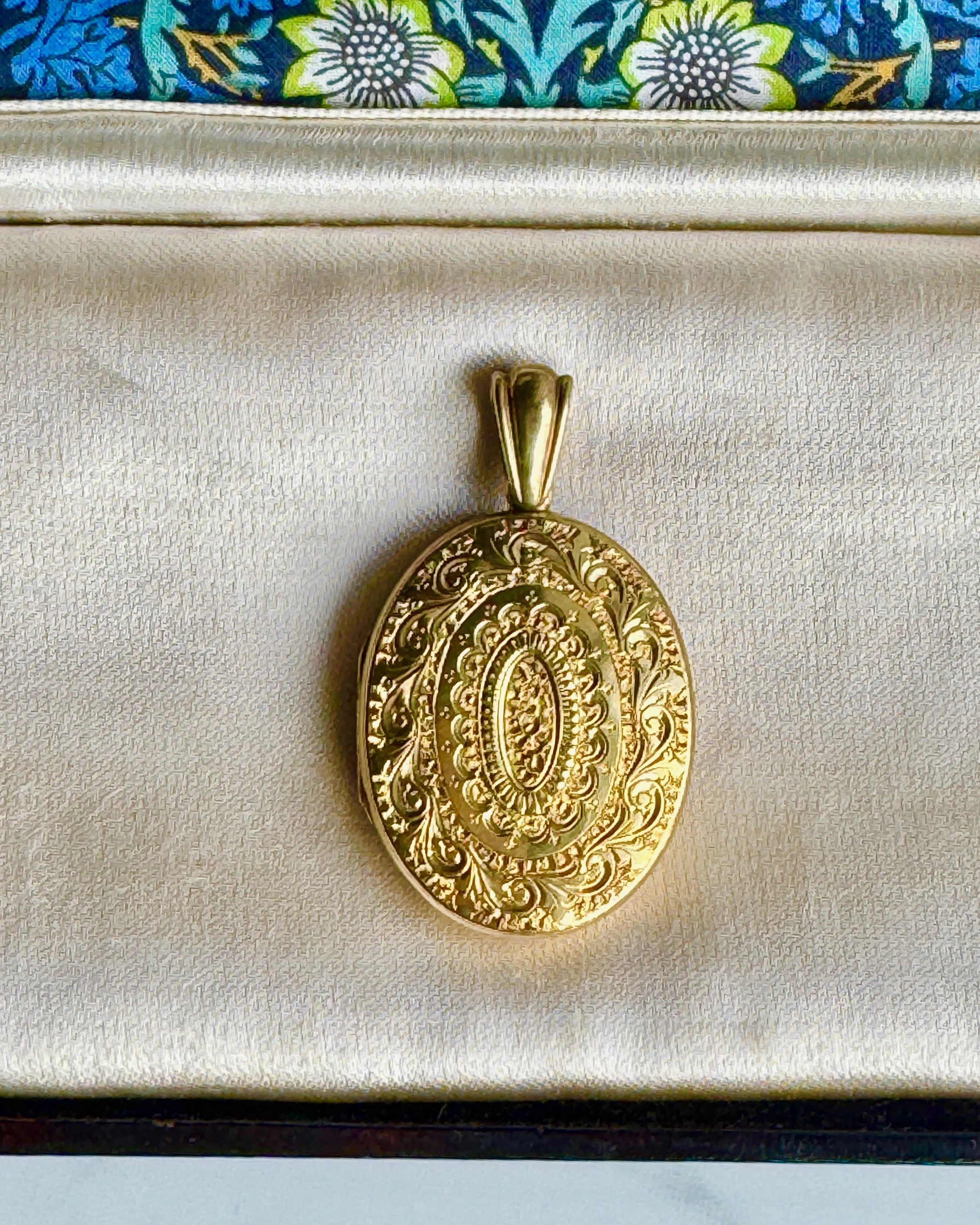 Antique Ornate Oval Locket, 15ct