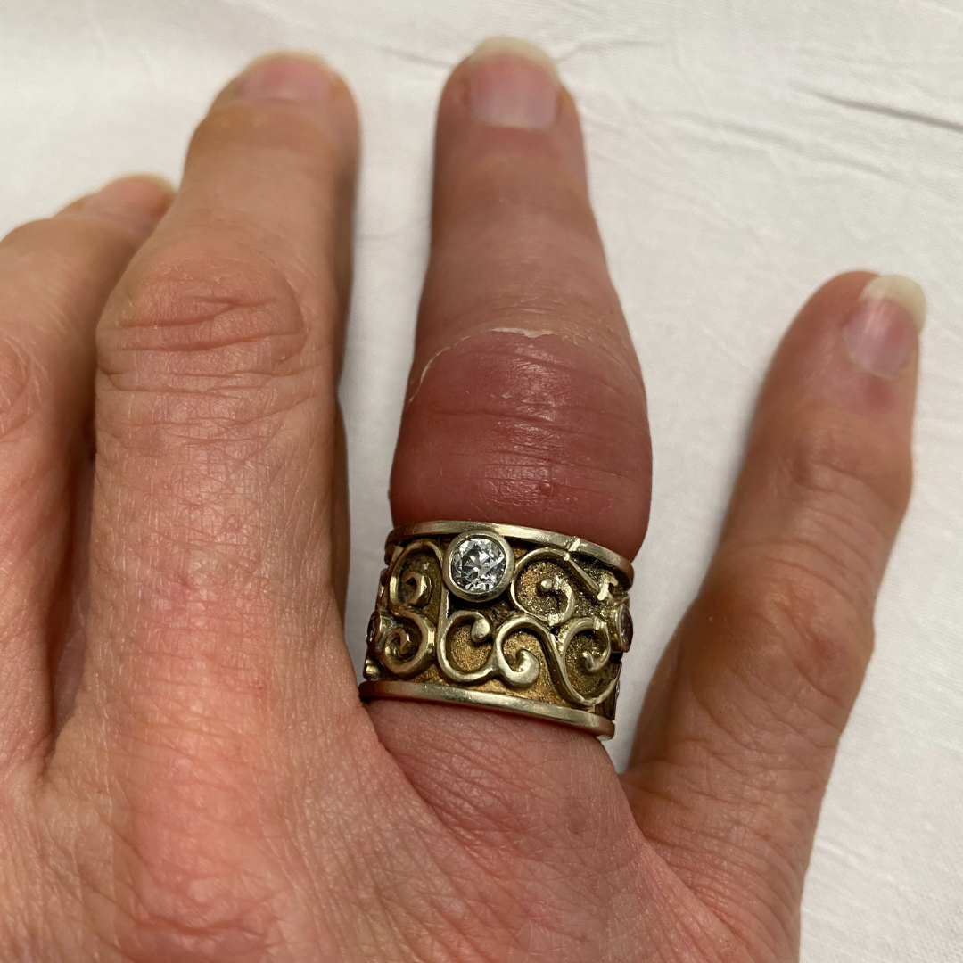 How To Remove A Ring That Stuck On Your Finger See Trick Video - Video: अगर  उंगली में अटक गई है अंगूठी, तो इन कमाल की Tricks से झटपट निकालें बाहर