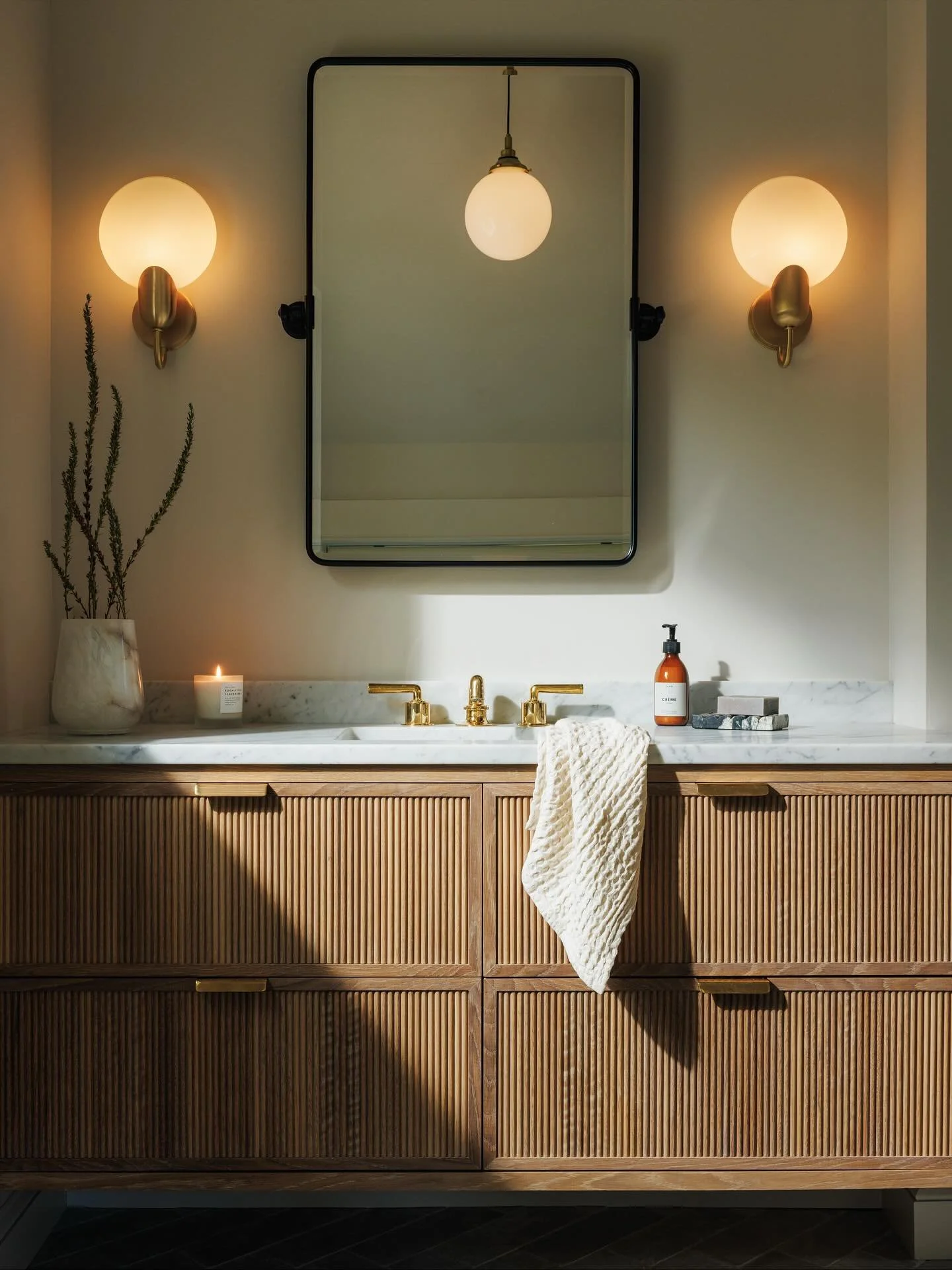 We&rsquo;ve been having fun playing with contrast lately&hellip;from light and bright bathrooms to those rich, moody ones that feel like a quiet exhale.
Mixing metals, trying new tile colors, pairing soft woods with bold stone&hellip; it&rsquo;s all 