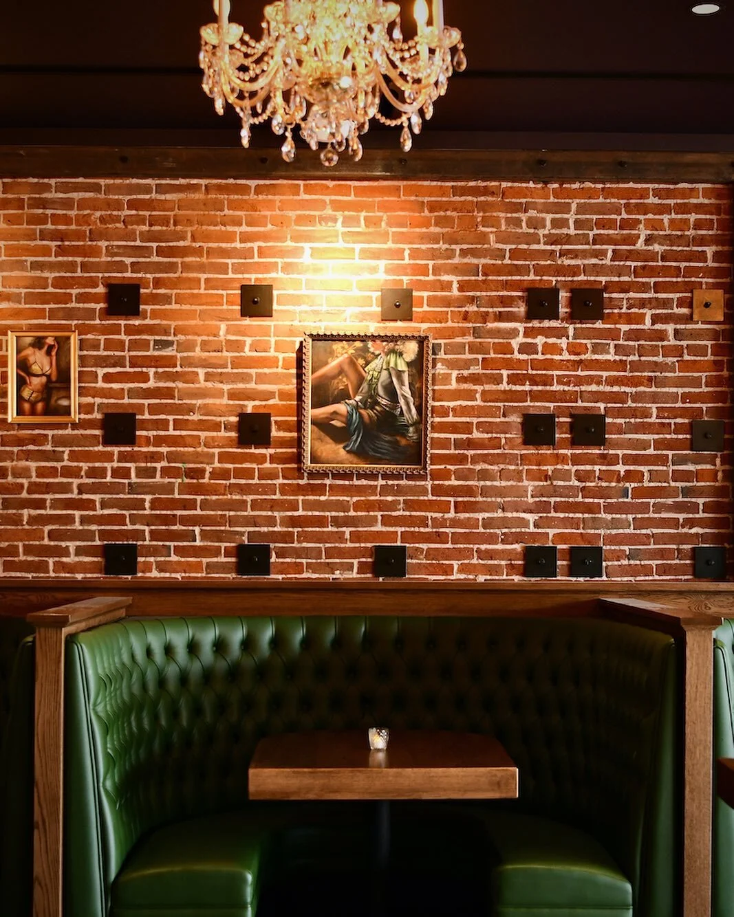 Find your happy place this Friday in one of our booths... sip on an array of carefully selected spirits and craft cocktails. Your Frankies experience awaits you...
📷: @chase_life_photography 
#frankiesoceanside #oceansidebar #cocktaillounge #passpor
