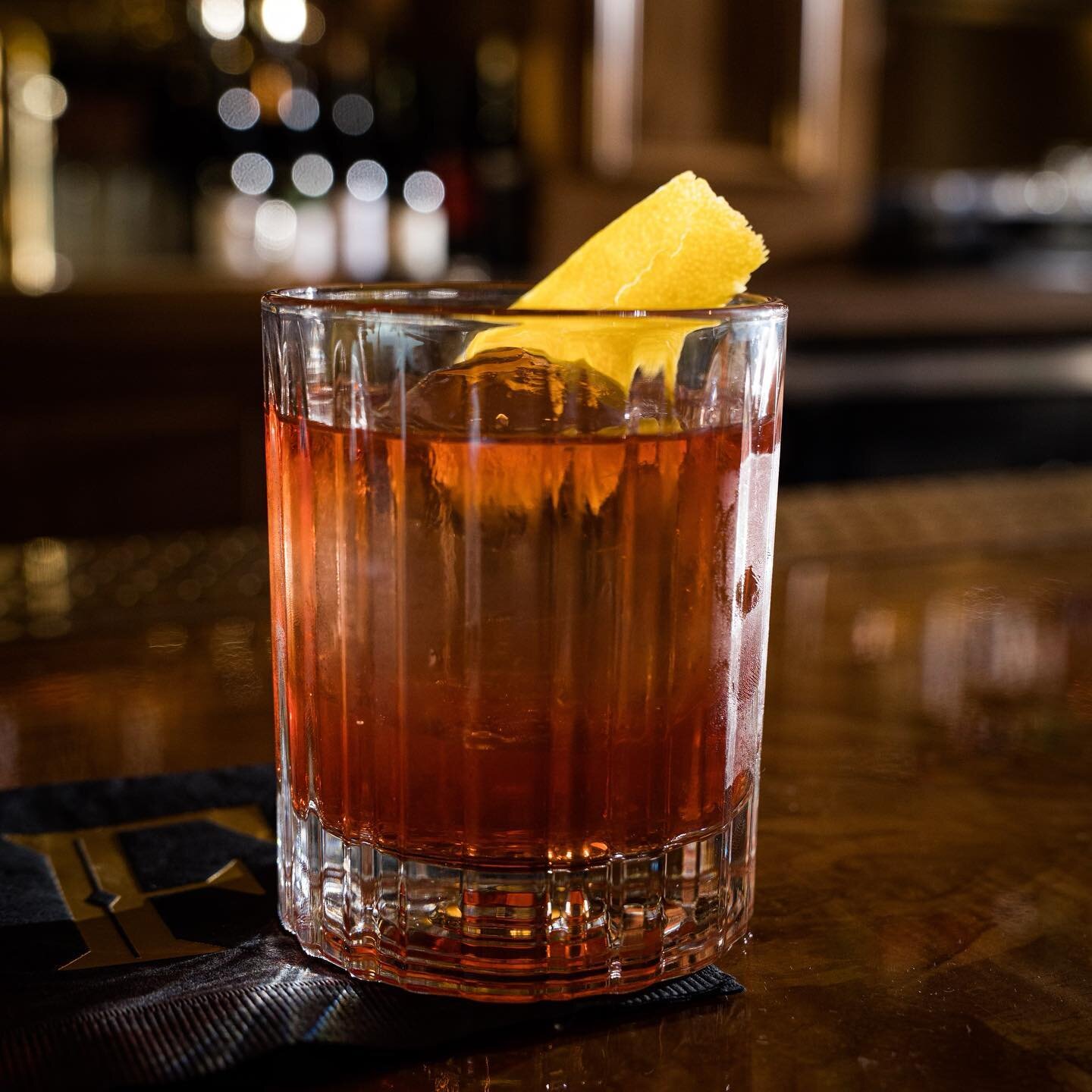 The end of a work week calls for our 437 Royal St.
rye, cognac, absinthe, demerara, peychauds
📷: @jayreilly.photo 
#frankiesoceanside #cocktaillounge #oceansidecalifornia #oceanside #visitoceanside #oceansideca #cityofoceanside