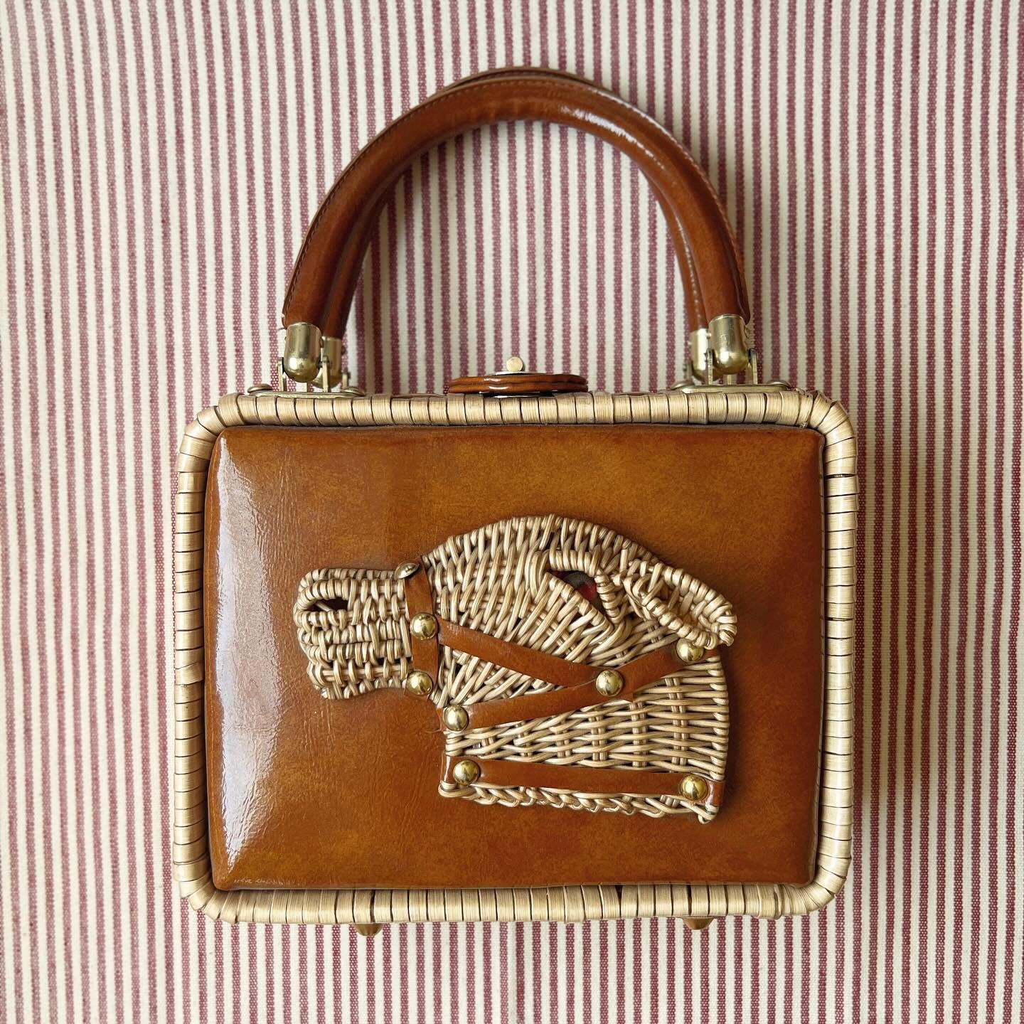 Off to the races! 🏇 If you&rsquo;d like to win best dressed at The Kentucky Derby, then head over to the website for this rare horse purse. It is quite difficult to find a vintage handbag that fits modern-day accessories (looking at you, iPhones!), 