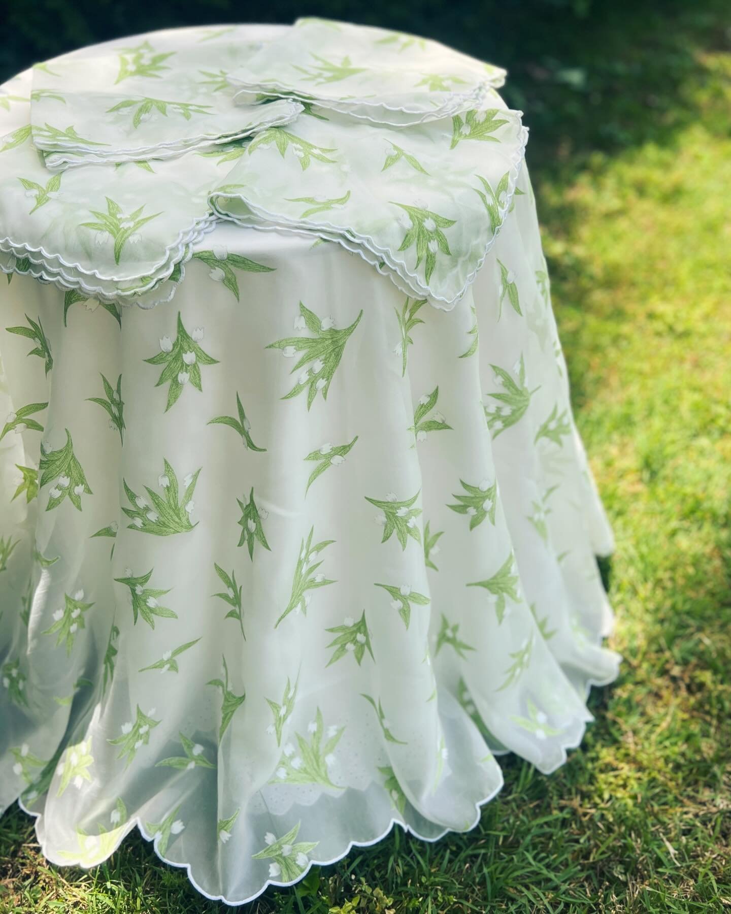 Happy May Day! 🌿 These four Lily of the Valley vintage napkins by Matouk and 70&rdquo; round tablecloth are now listed separately on the website! The sheer tablecloth is pictured here on a 20&rdquo; round side table and would make the sweetest addit