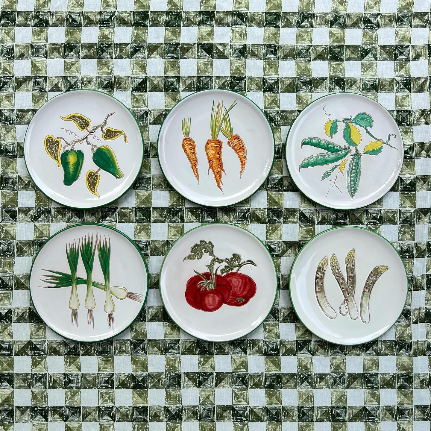 Freshly picked 🥕🫑🍅🫛 This vintage set of six vegetable plates from Italy is now available on the website for spring and summer entertaining!