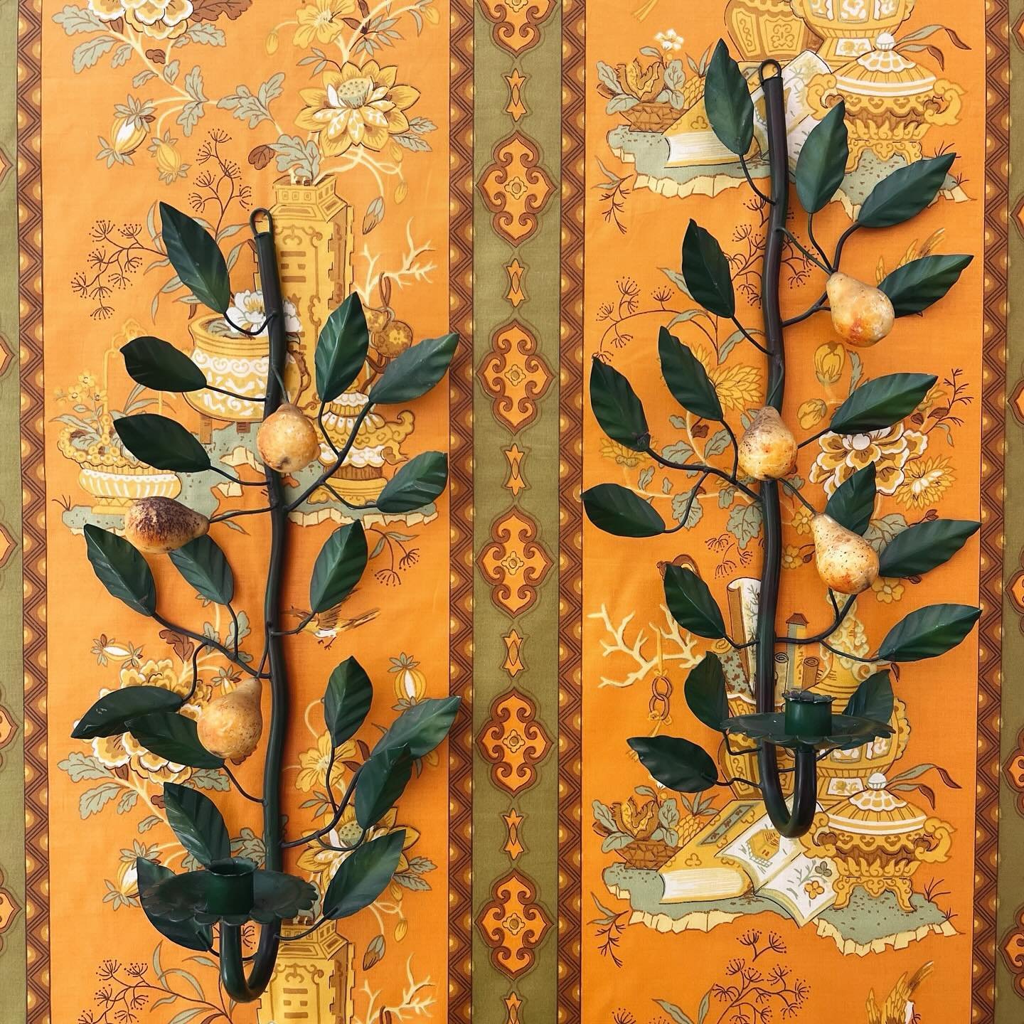A pair of delightful pear sconces for sale! This Italian tole duo is begging for a punchy-colored taper and would make any wall in your home sing! 💥🍐🧡