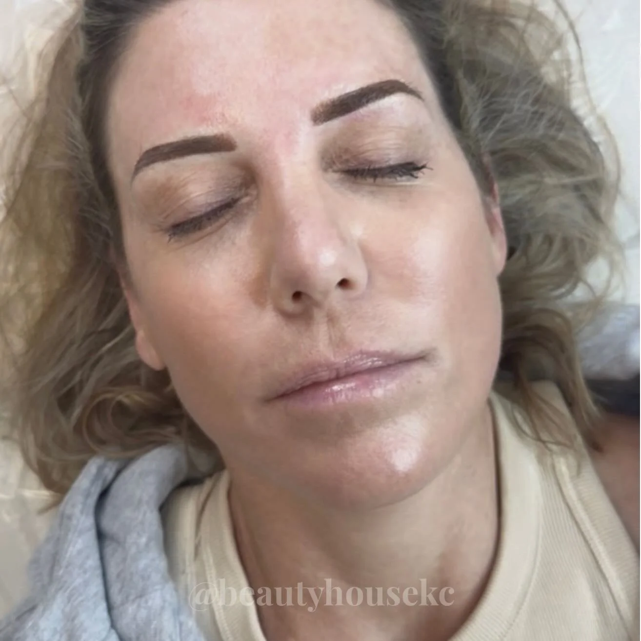 Powder brows are hands down one of my favorite services for a reason 🤎

If you&rsquo;re tired of filling in your brows every day or feel like they&rsquo;re uneven, sparse, or just missing that shape&hellip; this is your solution.

Powder brows give 
