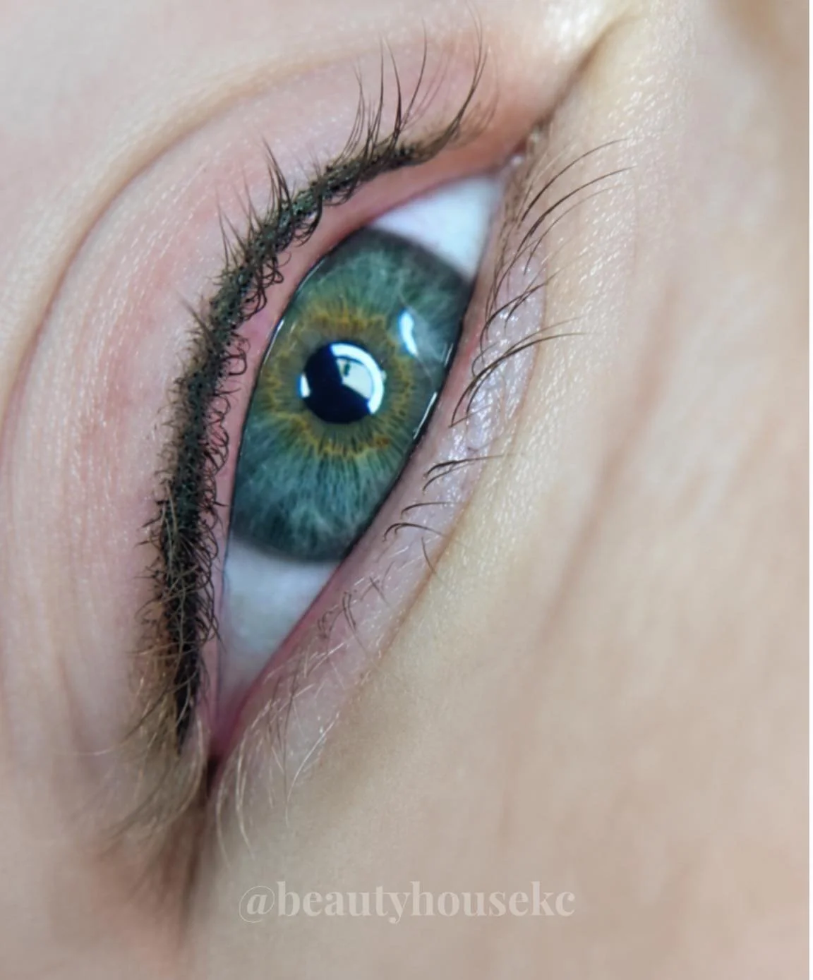 Summer plans = less makeup, more confidence ☀️💦

Fresh eyelash enhancement that stays put through pool days, lake weekends, sweat, sunscreen, and everything in between. The perfect &ldquo;wake up ready&rdquo; summer service 😍

Subtle. Defined. Effo