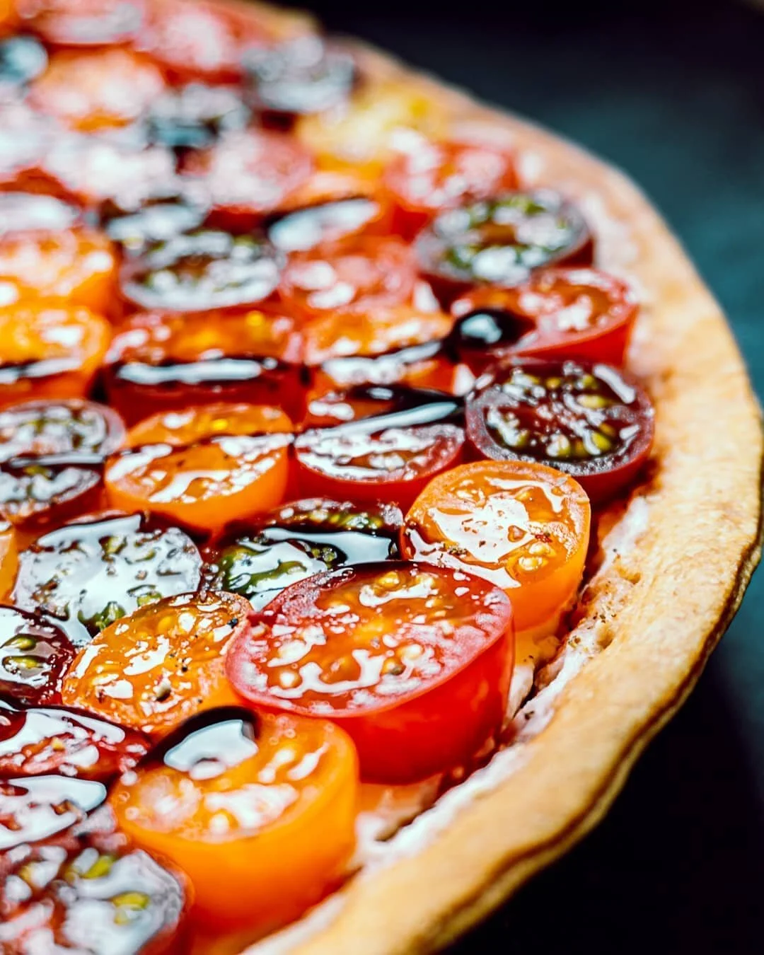 🇫🇷 Tarte ricotta tomates cerises
Avec des oignons caram&eacute;lis&eacute;s 🤤 une pure folie!!
Un travail minutieux si vous voulez un rendu sympa mais sinon c'est hyper simple &agrave; faire!

INGR&Eacute;DIENTS POUR 6:
750gr de ricotta @galbani_f