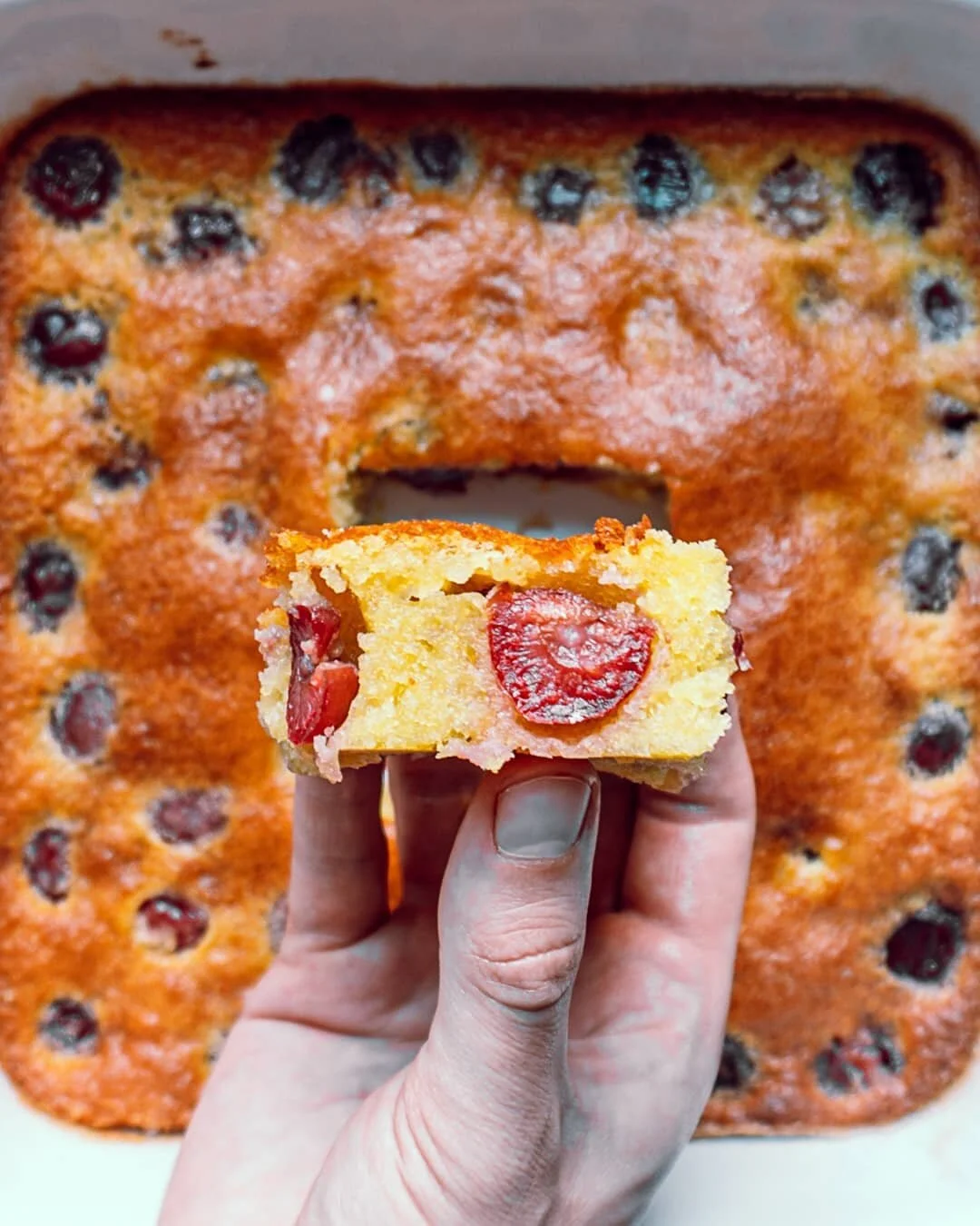 🇫🇷 Clafoutis cerises 🍒
La saison des clafoutis est ouverte! Recette de @jeanfrancoispiege avec un rendu bien fondant c'est tout simplement excellent 😍

INGR&Eacute;DIENTS POUR 9:
400gr de cerises de chez @frichti
100gr de beurre doux
100gr de far