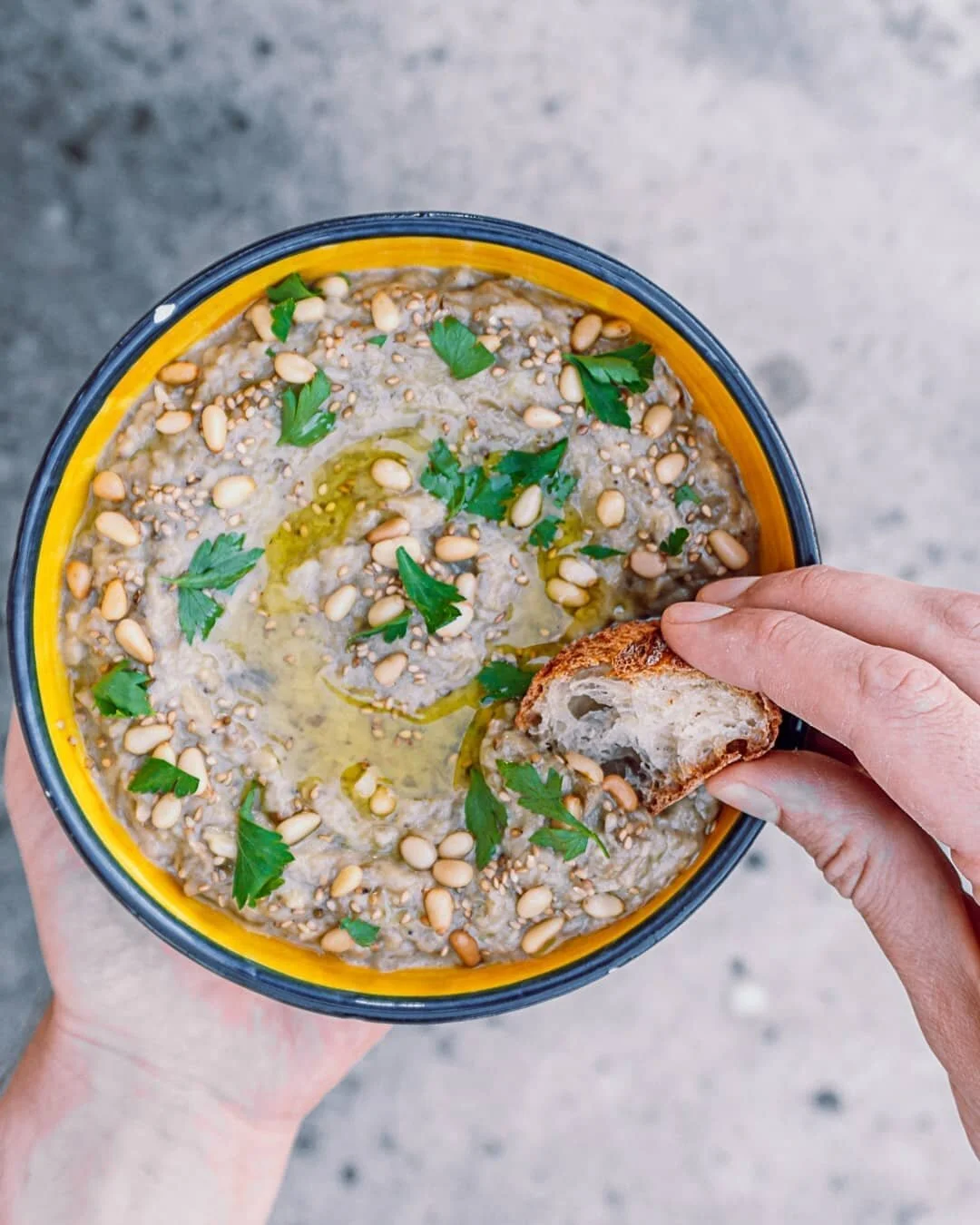 🇫🇷 Caviar d'aubergine fum&eacute;
&Ccedil;a sent bon l'&eacute;t&eacute; cette recette ☀️ &agrave; assaisonner &agrave; votre go&ucirc;t!
C'est quoi votre recette de l'&eacute;t&eacute;?

INGR&Eacute;DIENTS POUR 5:
2 aubergines @frichti
2 c&agrave;