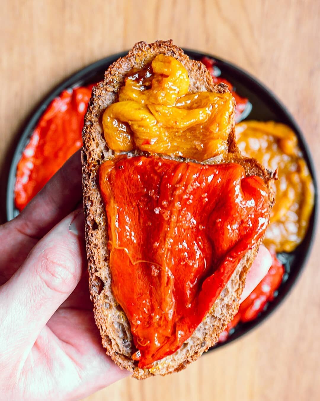 🇫🇷 Poivrons r&ocirc;tis marin&eacute;s
Arr&ecirc;tez tout et faites chauffer votre four 🔥

Une recette qui me vient de mon p&egrave;re, les meilleurs poivrons marin&eacute;s du monde!

&Agrave; d&eacute;guster nature ou sur du pain pour ceux qui n