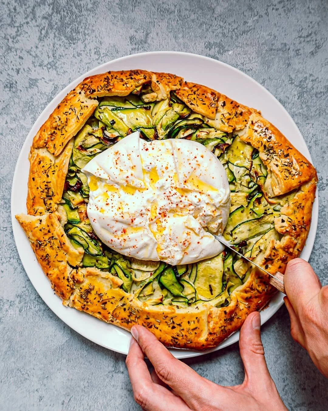 🇫🇷 Tarte courgette burrata
Frais et cr&eacute;meux, assaisonn&eacute; huile d'olive, d'herbes de Provence et de piment d'Espelette 🔥

&Ccedil;a vous donne pas envie d'&eacute;taler cette belle burrata?
Je la d&eacute;guste froide c'est une tuerie 