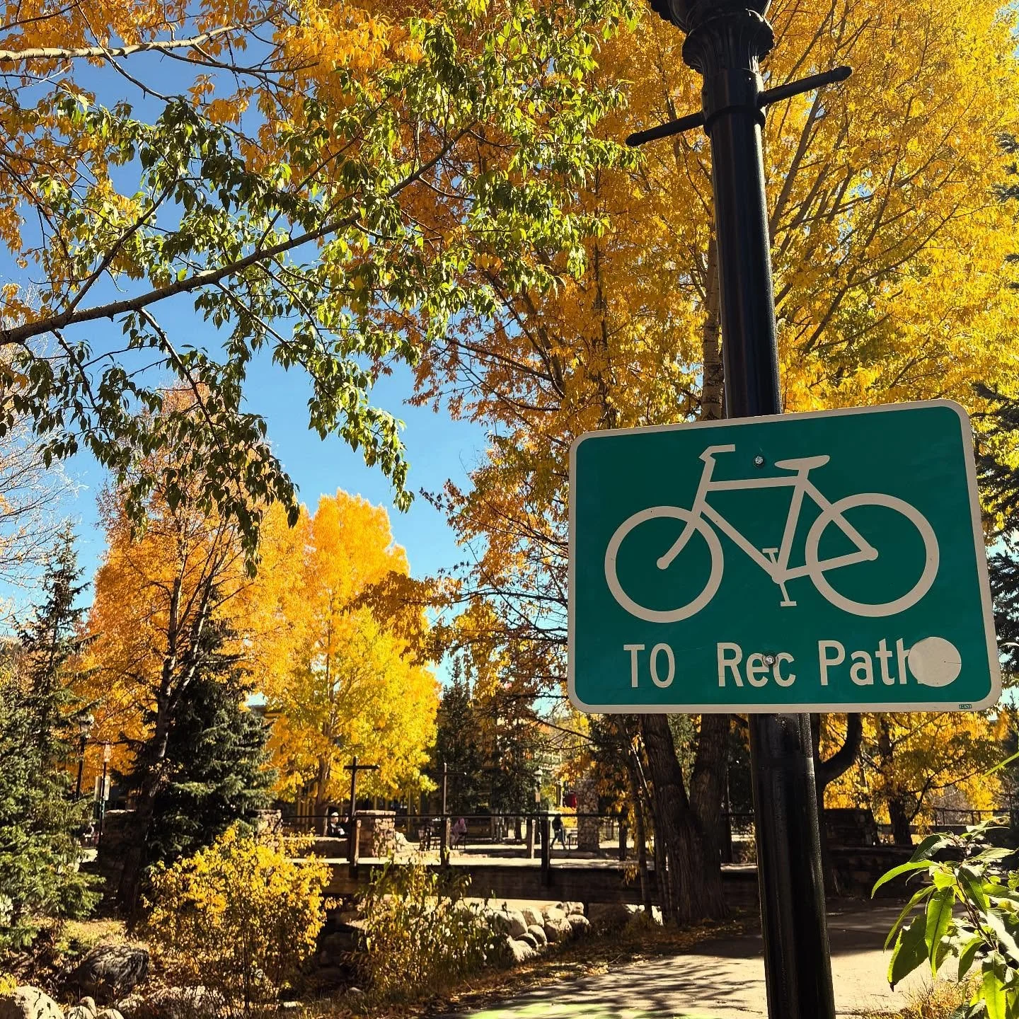 We love exploring other mountain towns and learning about what their doing to support a sustainable community. 
•
Spent some time enjoying the walkability (and these changing leaves 🍂) of Breckenridge at the @mountaintowns2030 conference
•