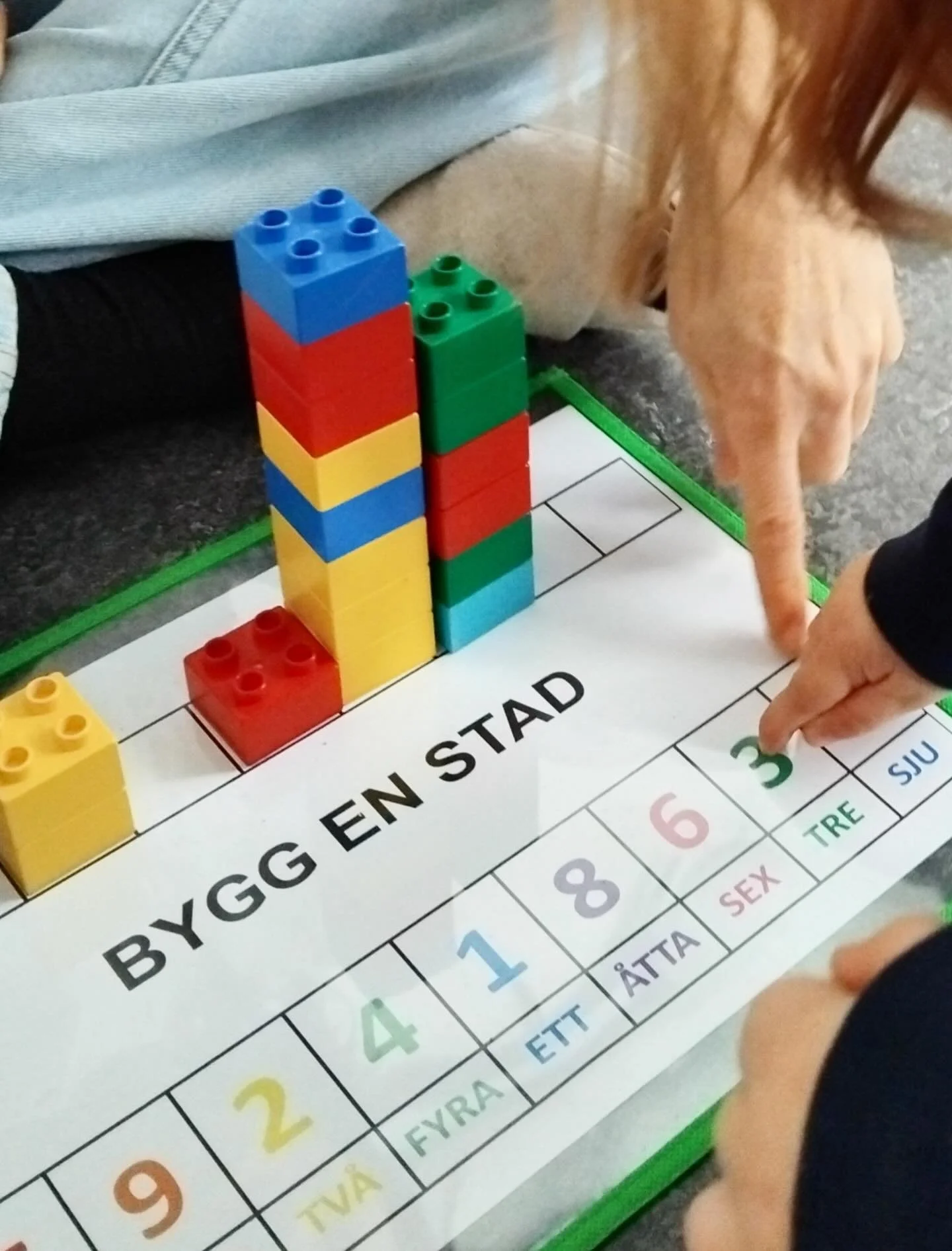 Många på Kabinen visar stort intresse för siffror och för att räkna. Sonia introducerar ett material där man får träna på just detta och bygger en stad samtidigt 🏗️