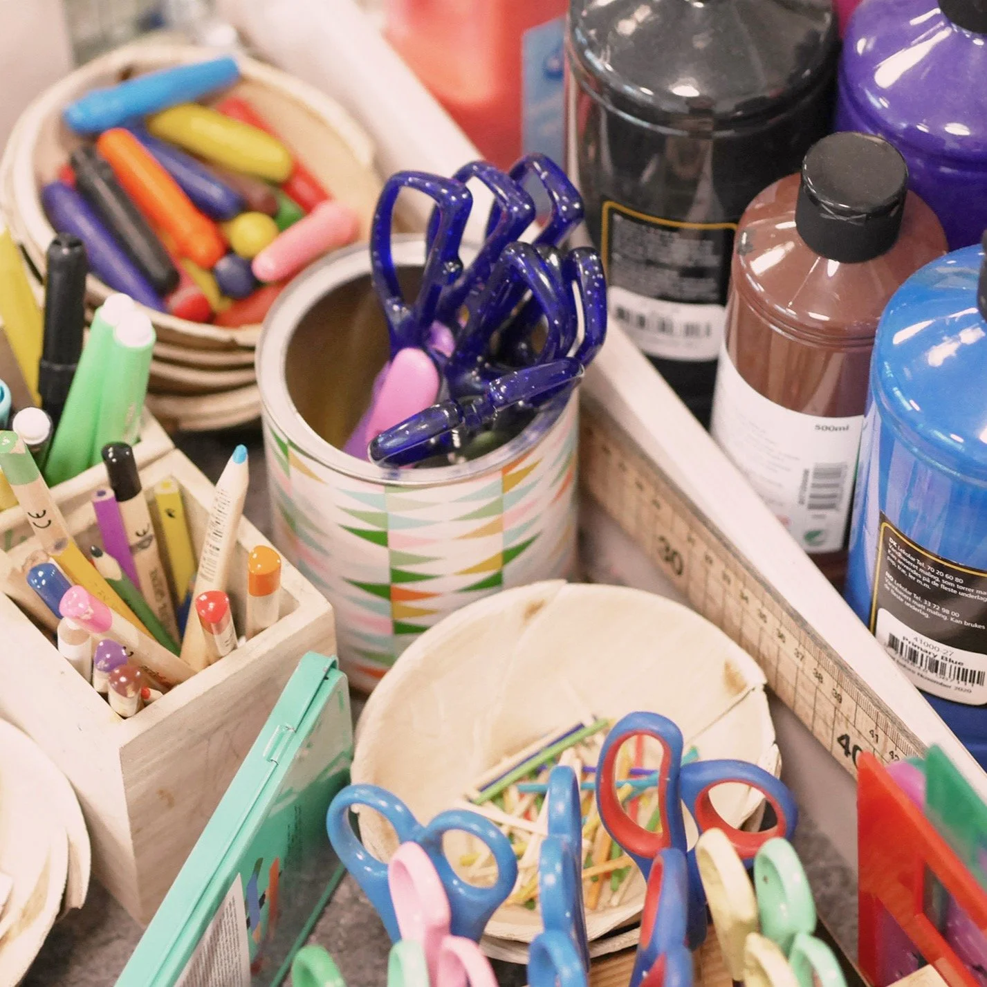 Verksamheten inspireras av Reggio Emilias pedagogiska filosofi. Vi leker, gör utflykter och varje dag har barnen planerade aktiviteter i mindre grupper 🎨