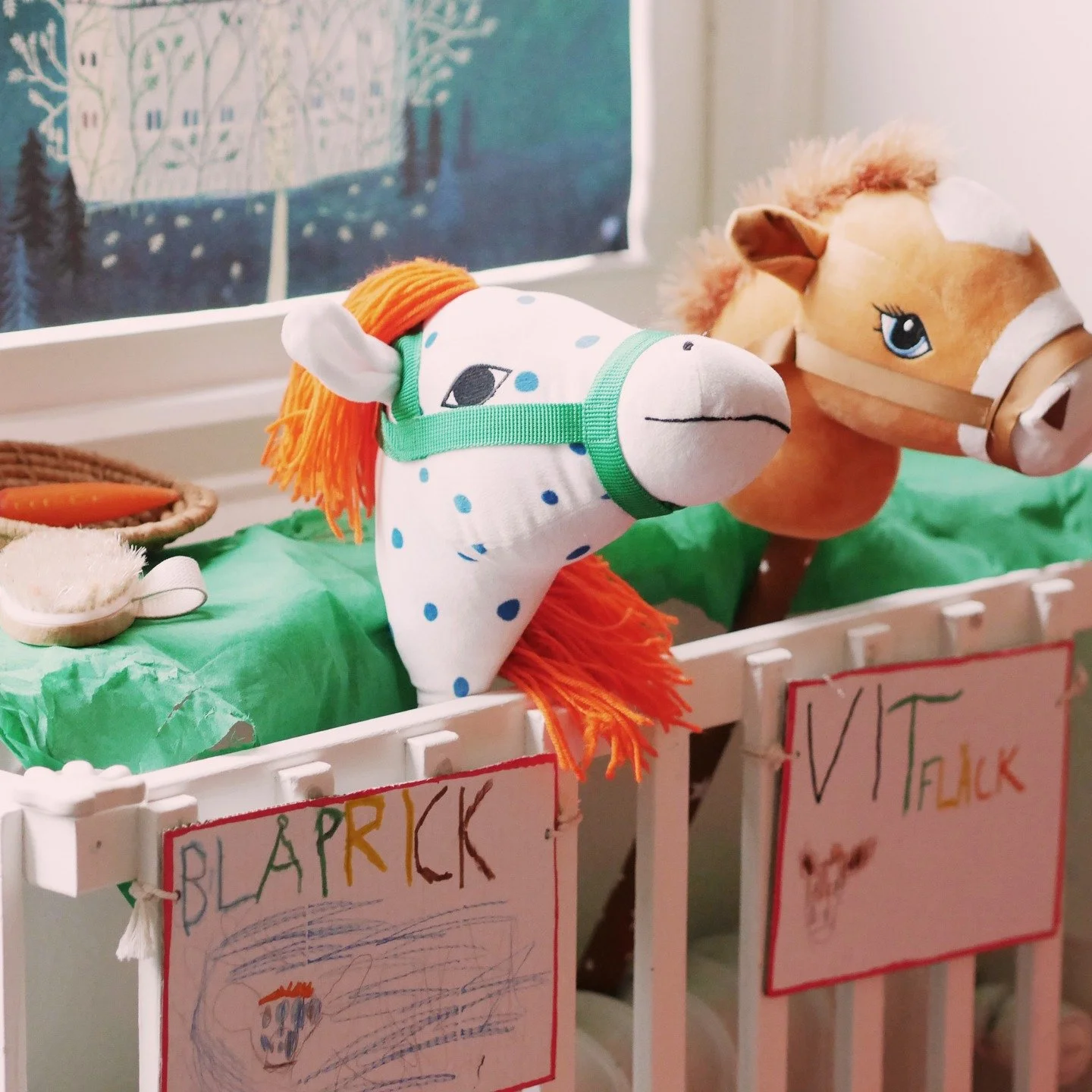 16 barn och 4 pedagoger. Kabinen är ett föräldrakooperativ med liten barngrupp och hög pedagog-täthet. Det skapar en trygghet som är grundläggande för barnens utveckling.