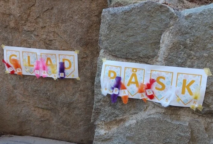 Idag g&aring;r vi p&aring; fj&auml;derjakt ute p&aring; g&aring;rden 🪶

Tillsammans hj&auml;lps vi &aring;t att hitta alla 16 fj&auml;drar och att matcha ihop dem med r&auml;tt bokstav p&aring; v&aring;r fina skylt. En stor och stolt h&auml;lsning: 