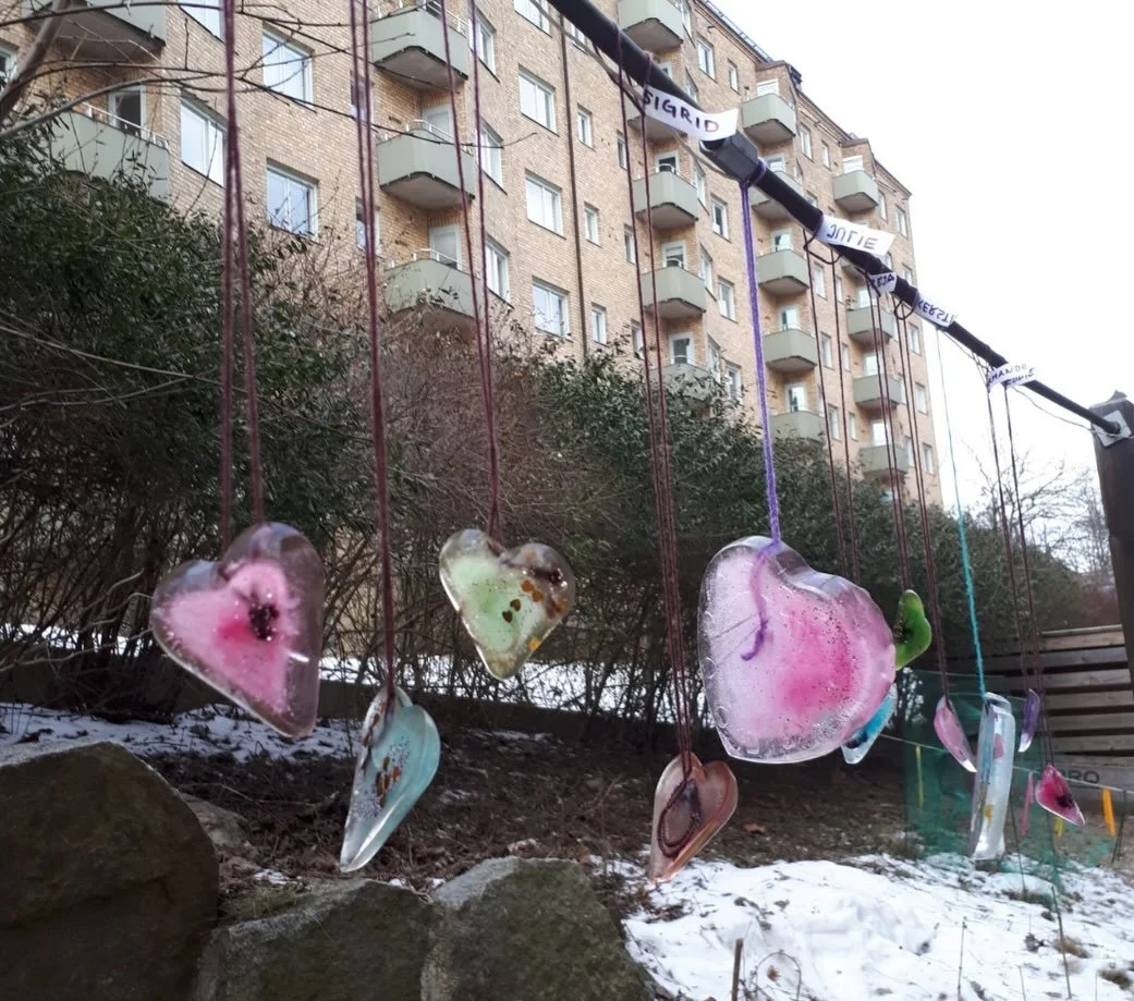 Expriment Ishj&auml;rtan 🧊✨❤️

F&ouml;rra veckan f&ouml;rvandlades atelj&eacute;n till ett is-laboratorium! Kompisarna skapar sina egna ishj&auml;rtan med hj&auml;lp av vatten, f&auml;rg och glitter. Vi l&auml;gger dom sedan i frysen.

Dagen efter p