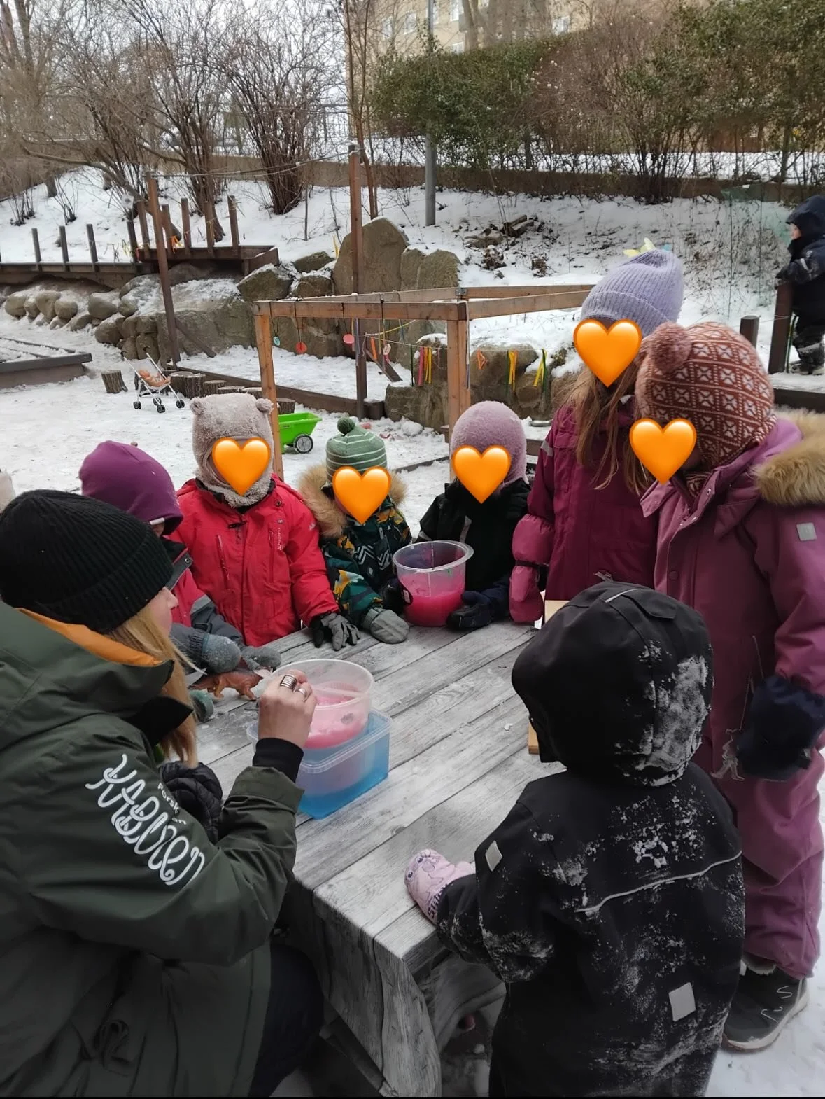 ❄️ Vad h&auml;nder n&auml;r vatten fryser och v&auml;rms upp igen?
V&aring;rt f&auml;rgade vatten hade frusit till is i hinkarna. Hur f&aring;r man loss isen?

Vi s&auml;nkte ner dem i varmt vatten, v&auml;ntade en stund&hellip; det kn&auml;ppte lite