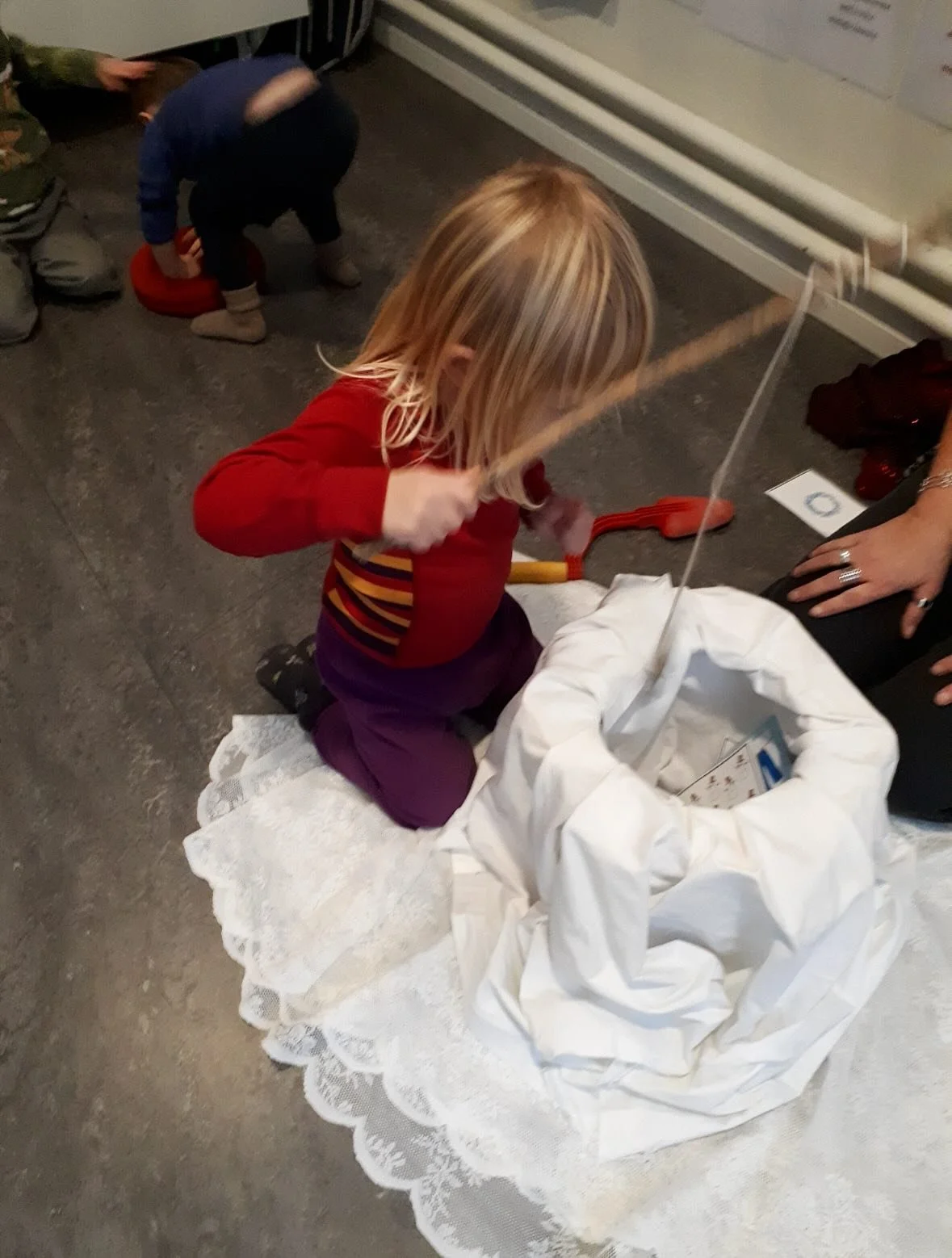 🎣 Pimpelfiske!
Efter en ber&auml;ttelse om pimpelfiske skapade vi v&aring;r egen lek. Under ett glittrigt tyg fanns &ldquo;sn&ouml;&rdquo;, en borr och ett pimpelsp&ouml;.

Vi borrade med muskelkraft, fiskade upp kort med s&aring;nger och ramsor och