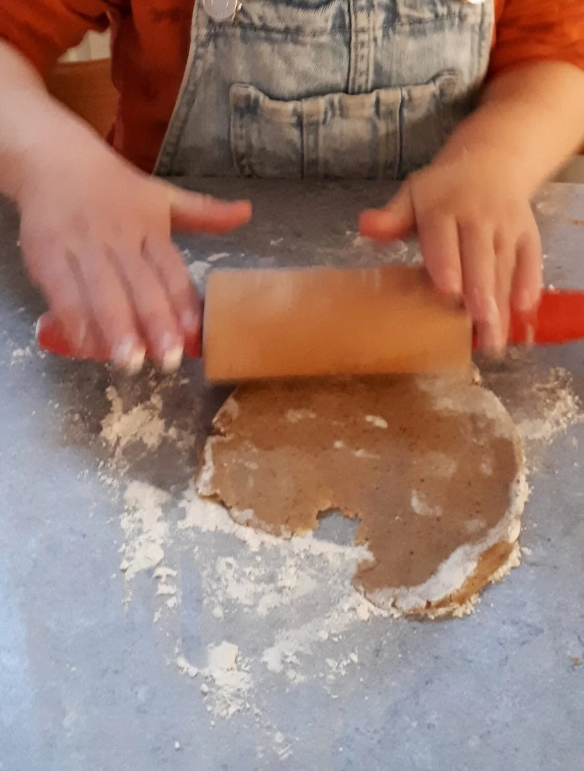 Idag bakar n&aring;gra av kompisarna pepparkakor 🧑&zwj;🍳🎄 Vi lyssnade ocks&aring; p&aring; julmusik och det doftade s&aring;&aring; gott i k&ouml;ket.