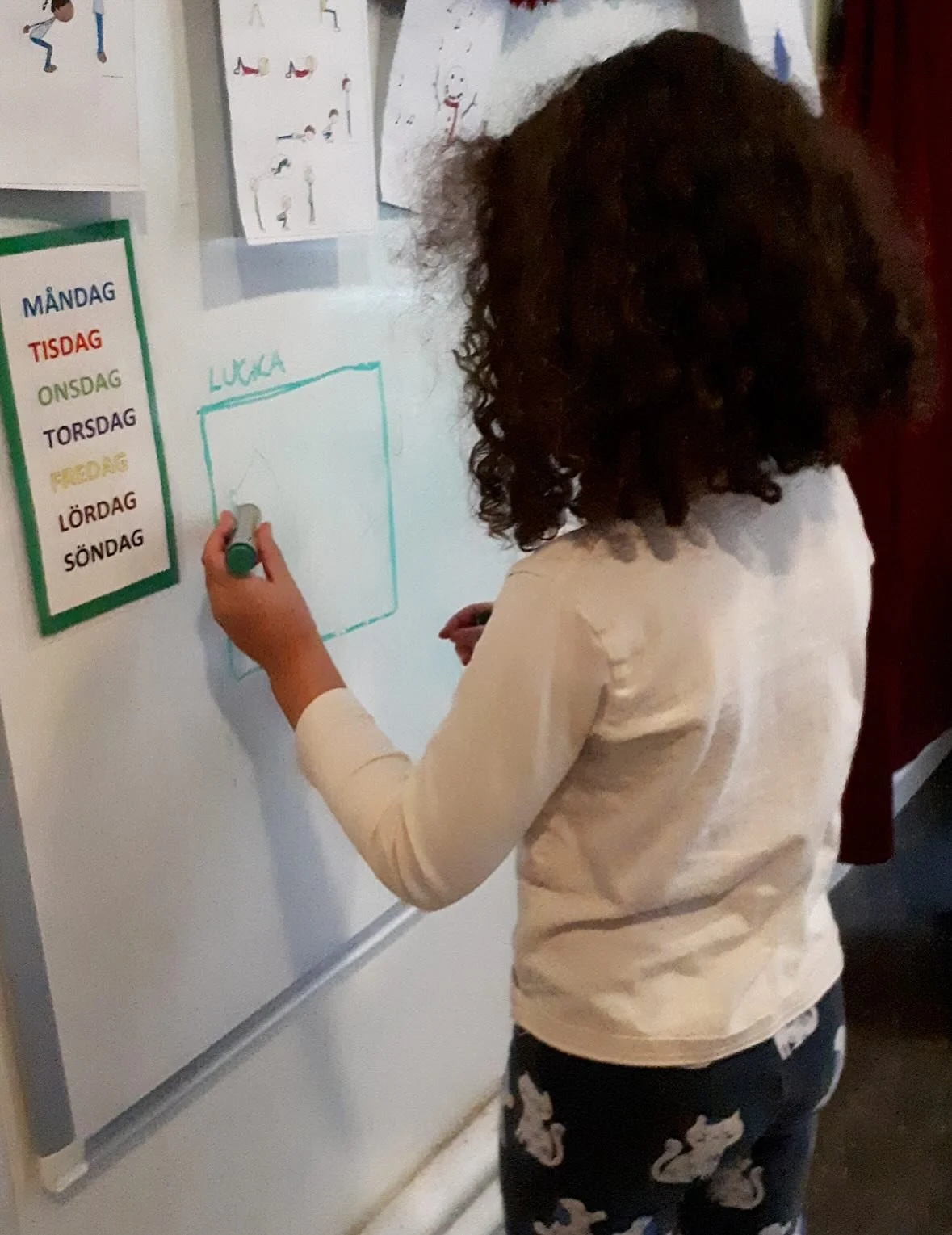 Lucka nr 4: Tofsarnas t&auml;rningsspel 🎲

Barnet som &ouml;ppnade luckan fick b&ouml;rja: sl&aring; t&auml;rningen, r&auml;kna prickarna, hitta r&auml;tt siffra och den r&ouml;relse som h&ouml;r till. Sedan gjorde vi r&ouml;relsen tillsammans innan