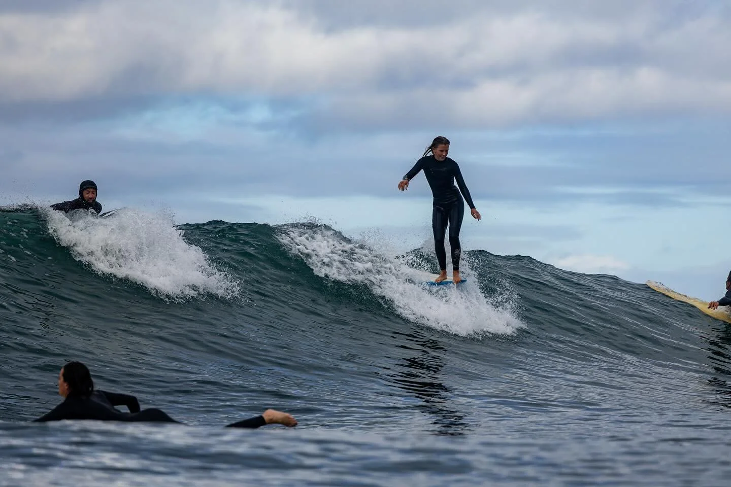 Surf etiquette? Lots of opinions. Check out our blog and let us know what you think. 🤙Link can be found in our bio.
#surfetiquette #sharingiscaring❤️ #kooks #crowds #emptylineup #healthydebate #everyonehasanopinion #maytheworldbeyourocean #mamalasur
