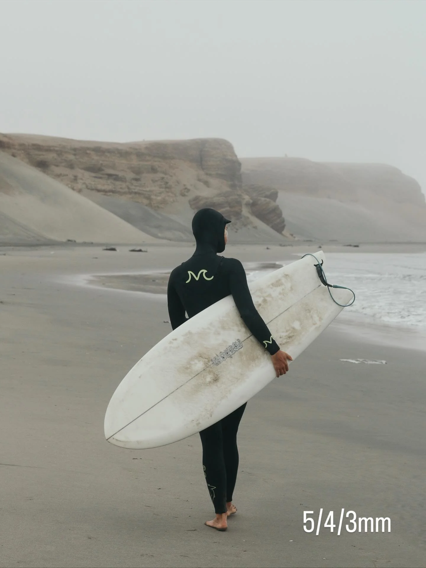 Tres amigas paddling out, same morning, wildly different preference in mm. How hot or cold do you run?
@catahotz.photo @surfwithamigas #mamalawettiescatchmorewaves #maytheworldbeyourocean #mamalasurfwetsuits #hotorcold