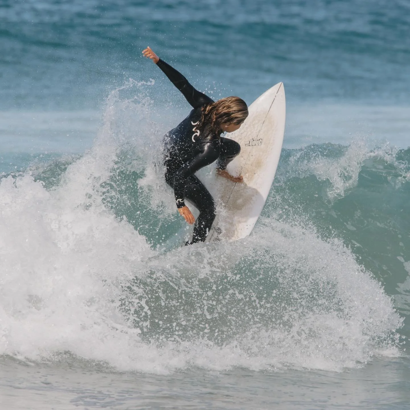 Need a wetsuit to keep up? We made one.
#mamalawettierevolution #mamalawettiescatchmorewaves #mamalasurfwetsuits Local team rider @delilahlewis_surf @photosbybrichew 📷
