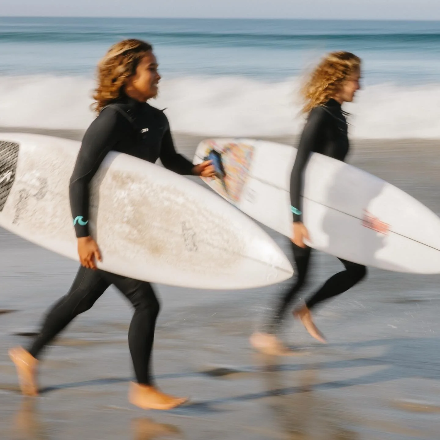Surfs up.
#mamalawettierevolution 

@delilahlewis_surf @lena_santoro29 @photosbybrichew