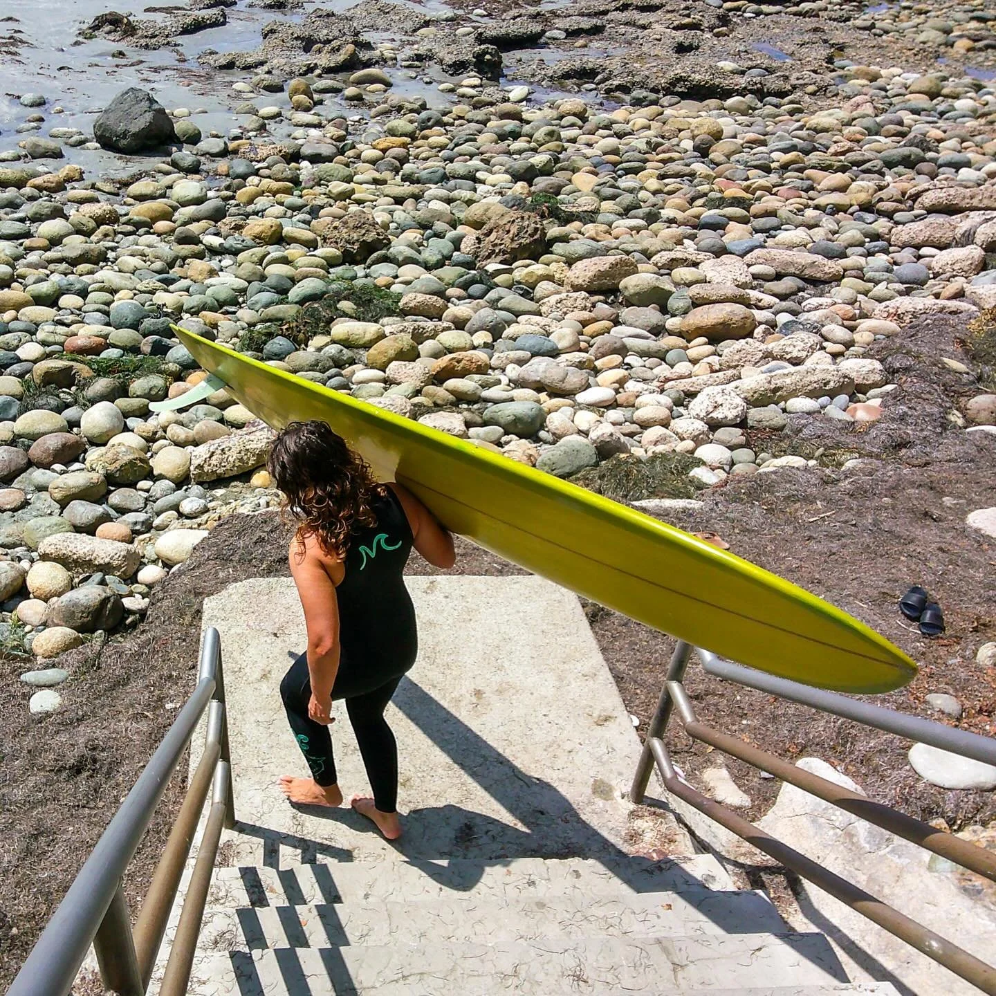 Suns out. Water temps up. Mamala Long Jane would be the call.
@jensmithofaloha @ksaffe 📷 @ospreysurfboards #mamalawettiescatchmorewaves #mamalawettierevolution #mamalasurfwetsuits