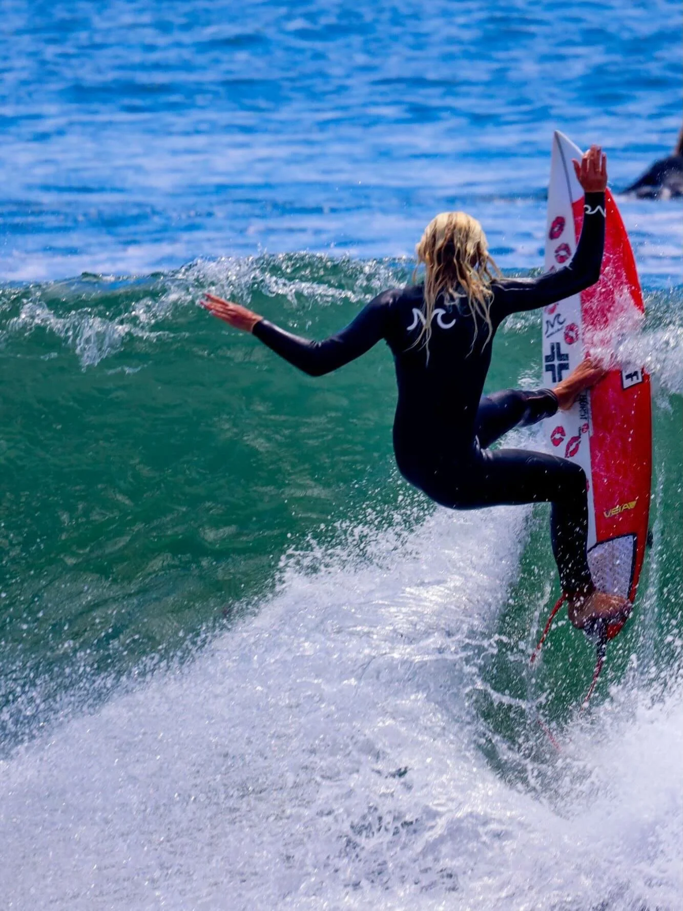 Early summer time fun with @kirrajade23 captured by @photosbydavebrown #mamalawettiescatchmorewaves #mamalawettierevolution #mamalasurfwetsuits