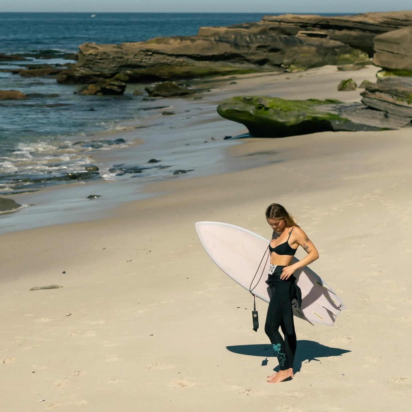 Catch some fun ones this morning?
#mamalawettiescatchmorewaves #mamalawettierevolution #mamalasurfwetsuits #secretspot @felony.melanie @johnwilliam_photo