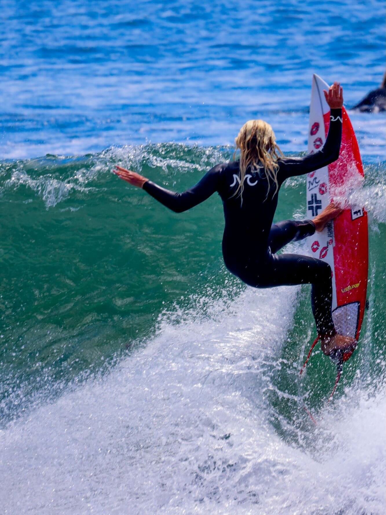Early summertime fun with @kirrajade23 captured by @photosbydavebrown #mamalawettiescatchmorewaves #mamalawettierevolution #mamalasurfwetsuits