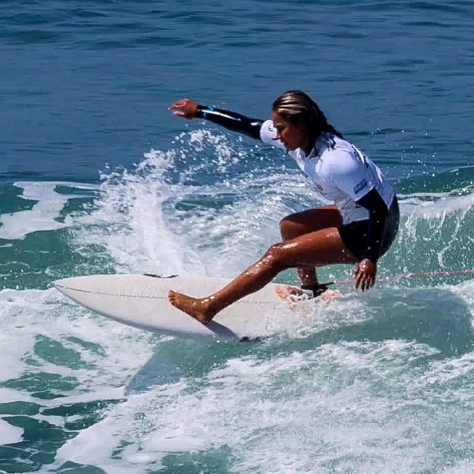 So fun watching Mamala team riders @delilahlewis_surf @kirrajade23 &amp; @kendall.dimmick @supergirlpro shredding in round 96. @kirrajade23 moves on to round 64 tomorrow! 🔥
Photos @ngrodesky 🎥📷 .
#mamalawettiescatchmorewaves #mamalawettierevolutio