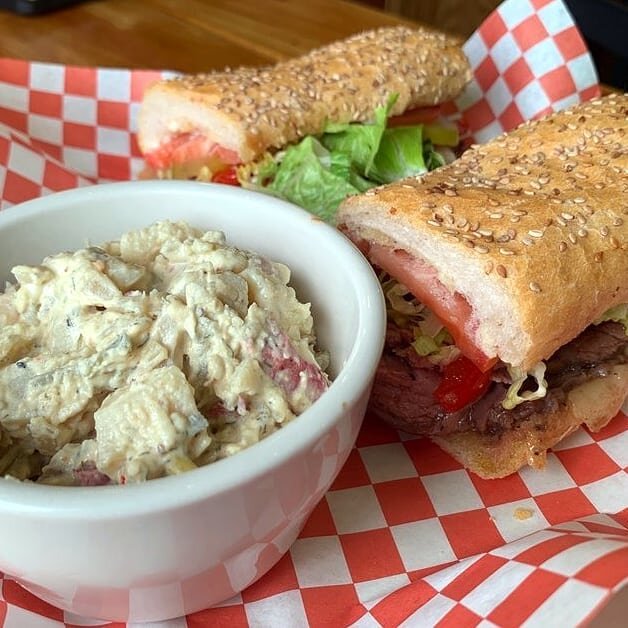 16-hour smoked Wagyu brisket po'boy on seeded @leidenheimerbakingco French bread with potato salad. What are you doing for lunch today?
.
.
.
#lunch #smokedbrisket #metairieeats #nolaeats #poboys #wherenolaeats #eatingnola #airlinedrive
