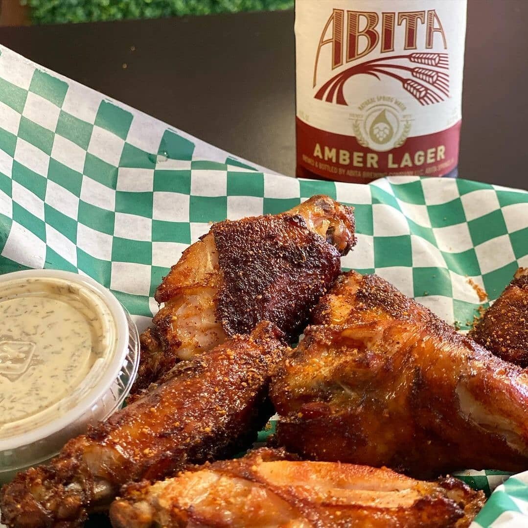 Fried smoked wings and an @abitabeer 🍺 #perfectlunch #nolaeats #wings 
.
.
.
Reposted from @secretopopup