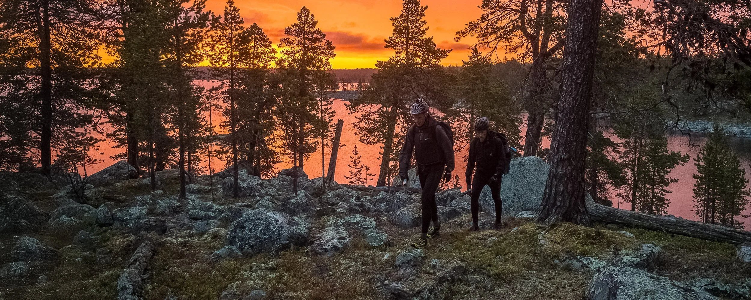 Kx-V-22-auringonlaskun-vaeltajat-2500x1000.jpg